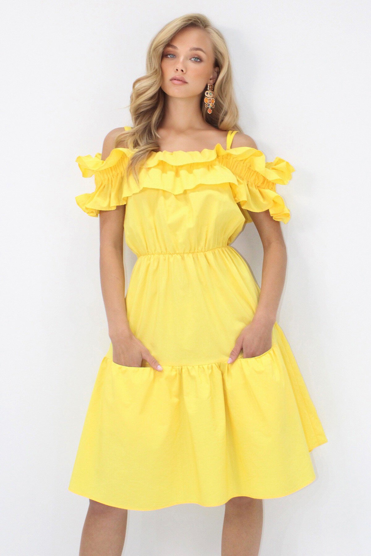 Sarı Ayarlanabilir Askılı Madonna Yaka Çift Cepli Kat Kat Volanlı Poplin Mini Elbise