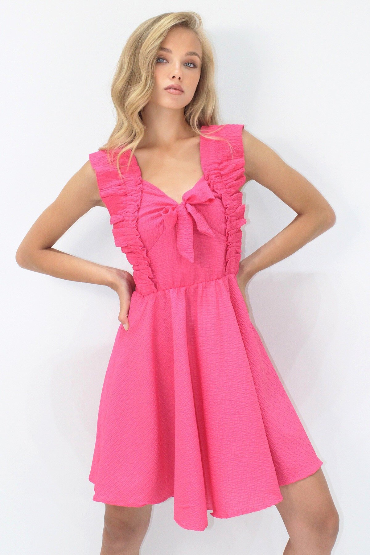 Şeker Pembe Kalın Askılı Fırfır Detaylı Önü Bağlamalı Göfre Kumaş Kloş Elbise