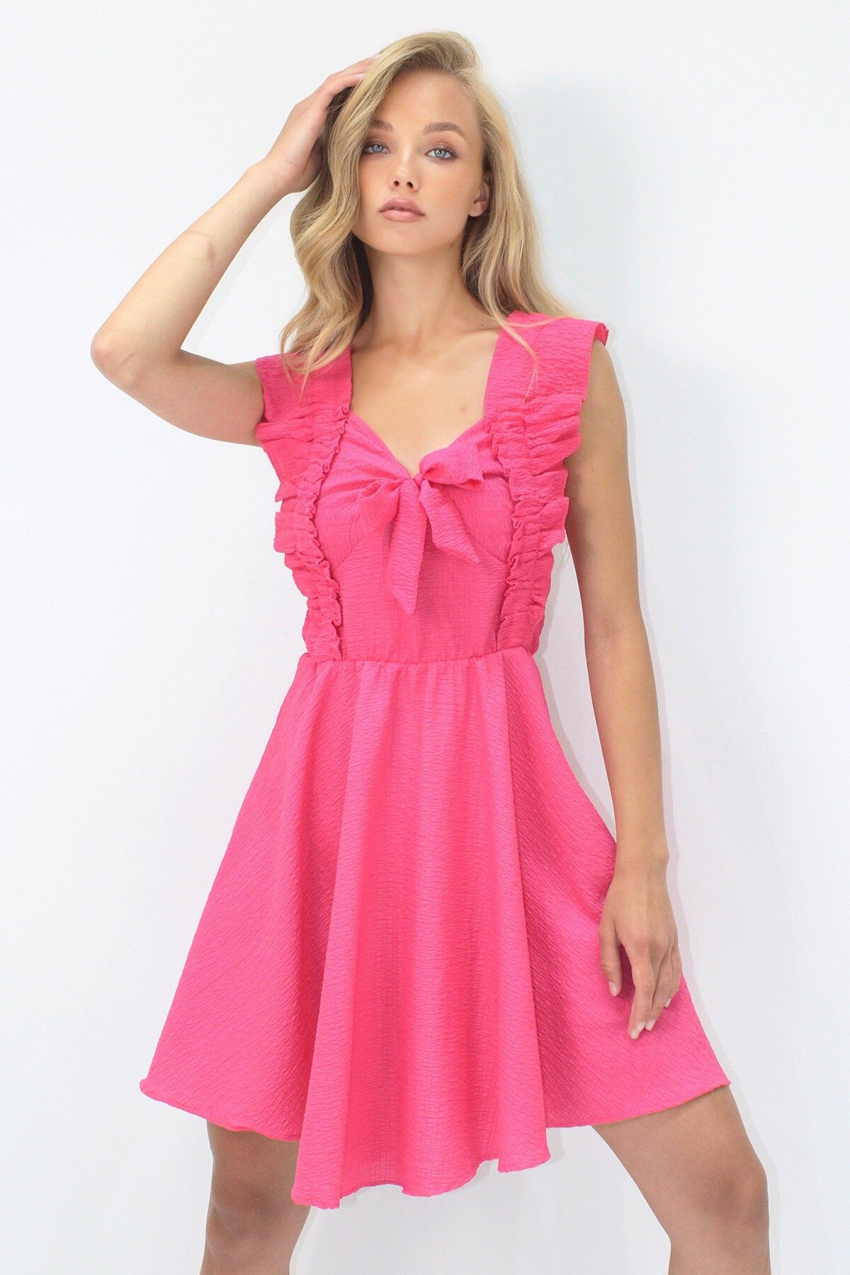 Şeker Pembe Kalın Askılı Fırfır Detaylı Önü Bağlamalı Göfre Kumaş Kloş Elbise