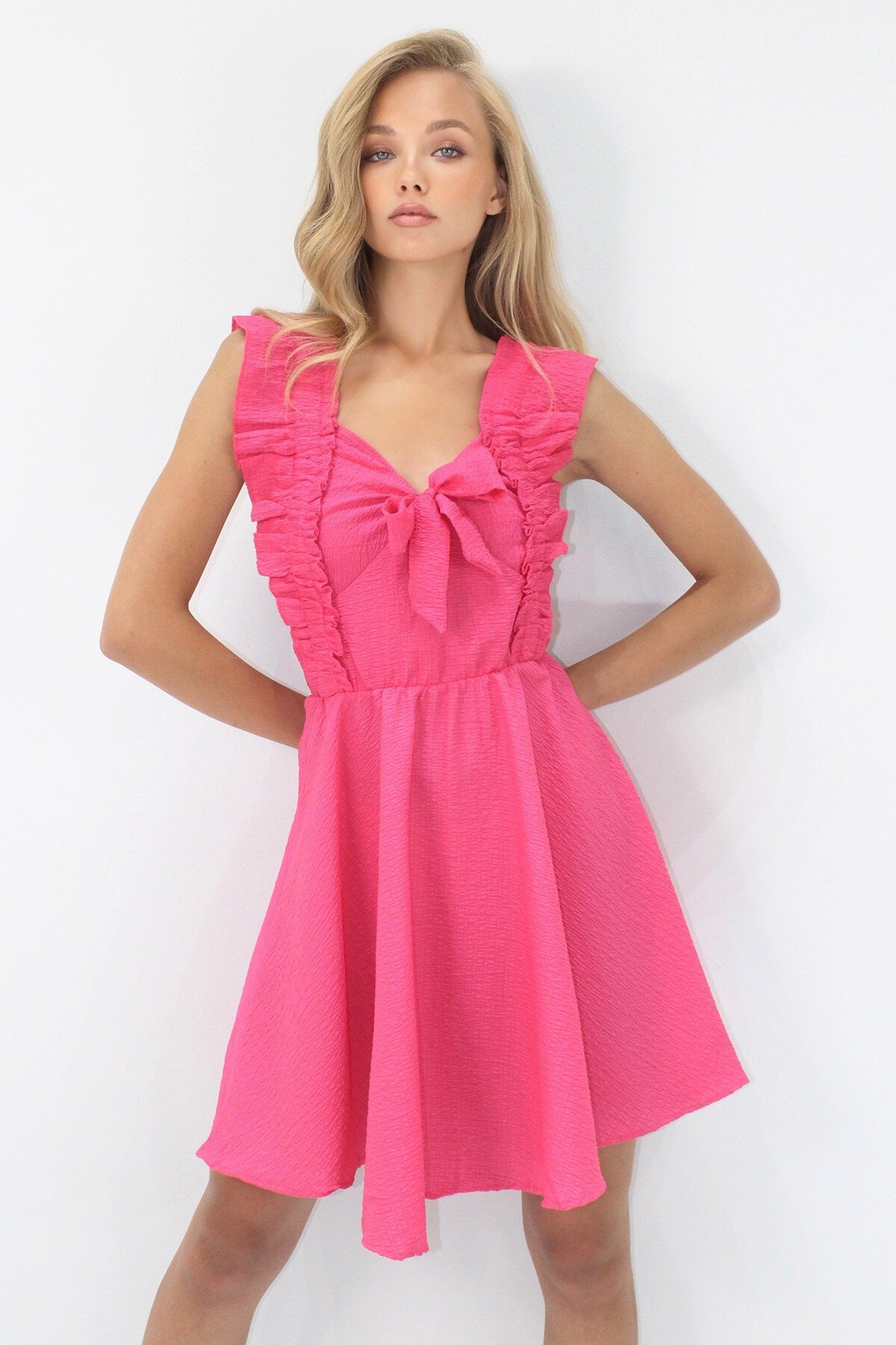 Şeker Pembe Kalın Askılı Fırfır Detaylı Önü Bağlamalı Göfre Kumaş Kloş Elbise