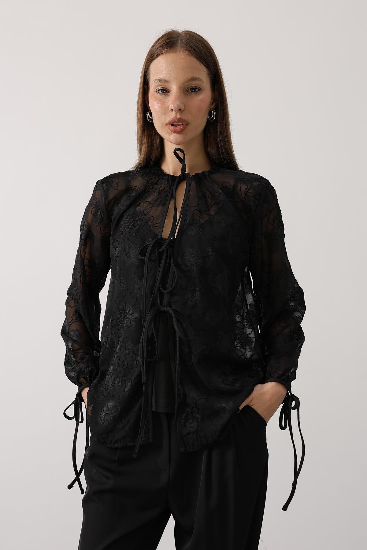 Siyah Kendinden Desenli Bağlama Detaylı Şifon Bluz