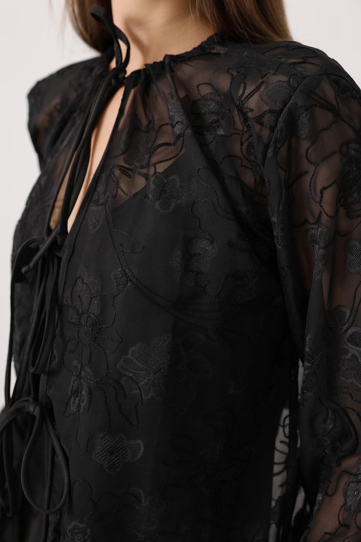 Siyah Kendinden Desenli Bağlama Detaylı Şifon Bluz