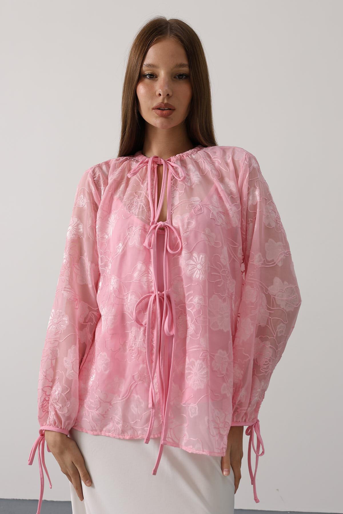 Pembe Kendinden Desenli Bağlama Detaylı Şifon Bluz