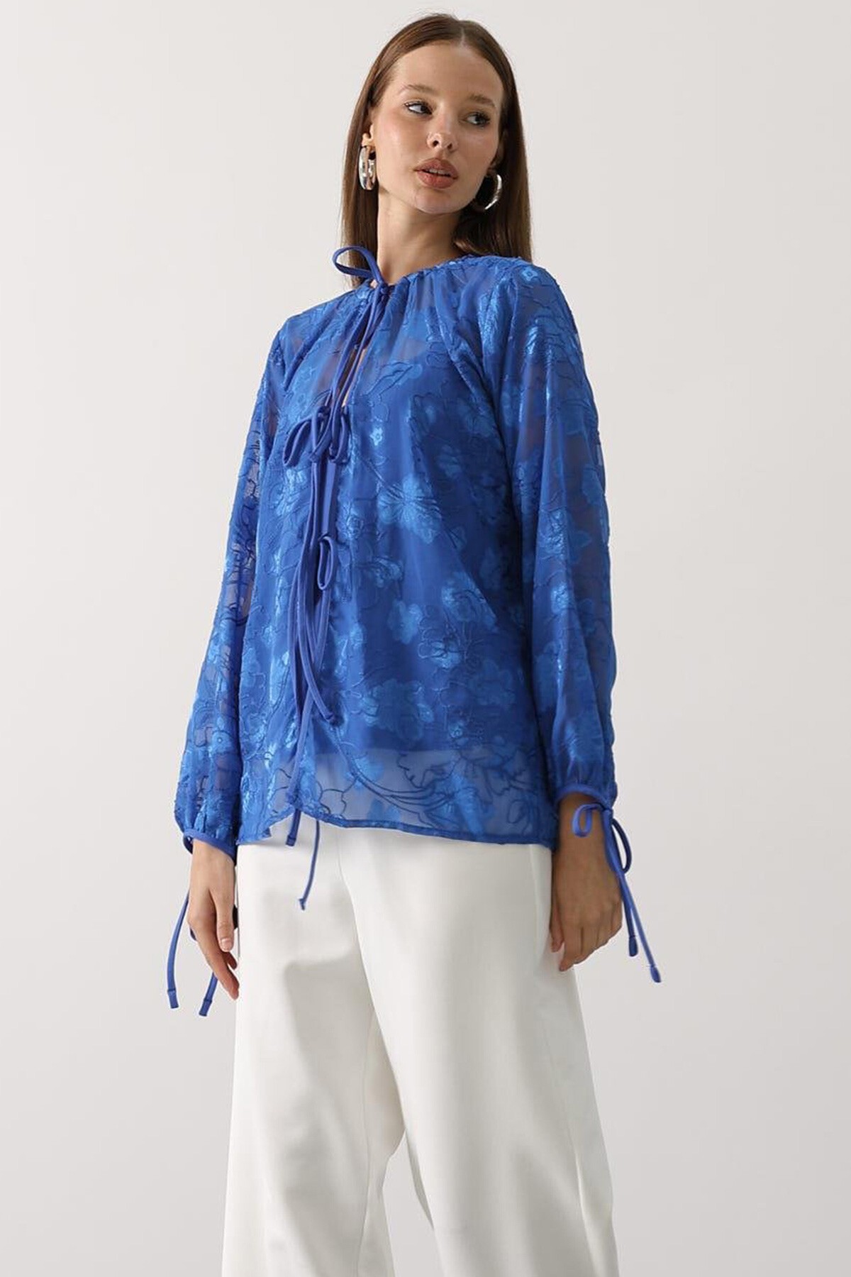 Saks Kendinden Desenli Bağlama Detaylı Şifon Bluz