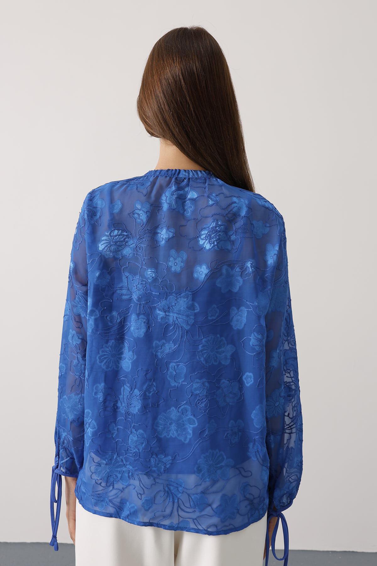 Saks Kendinden Desenli Bağlama Detaylı Şifon Bluz