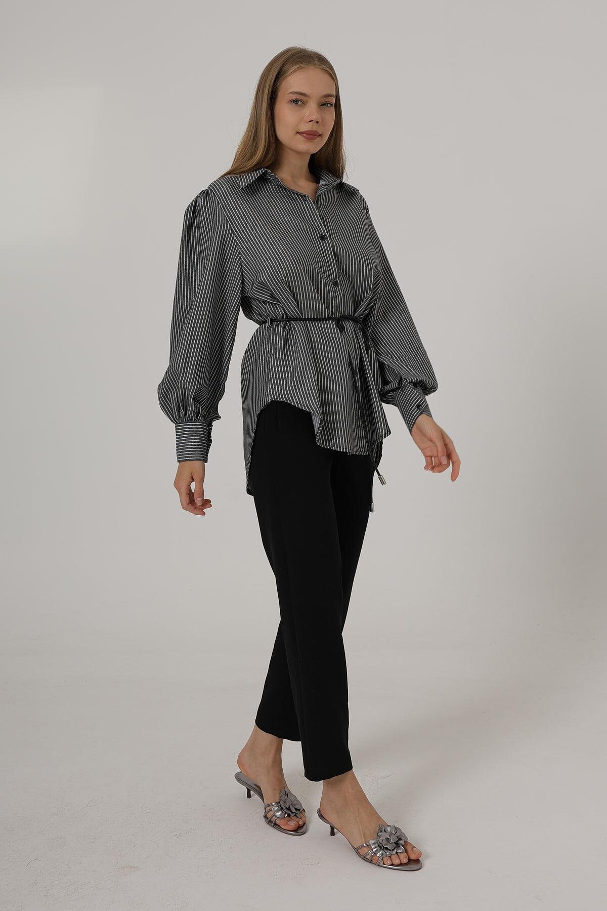 Siyah Çizgili Kemer Detaylı Balon Kol Gömlek