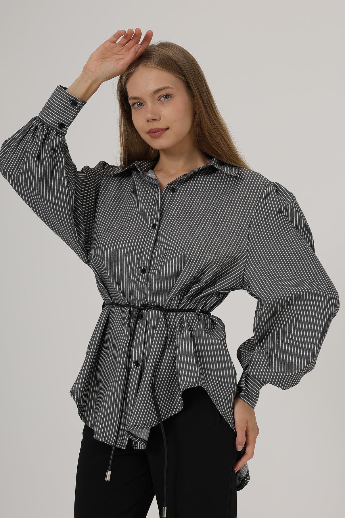 Siyah Çizgili Kemer Detaylı Balon Kol Gömlek