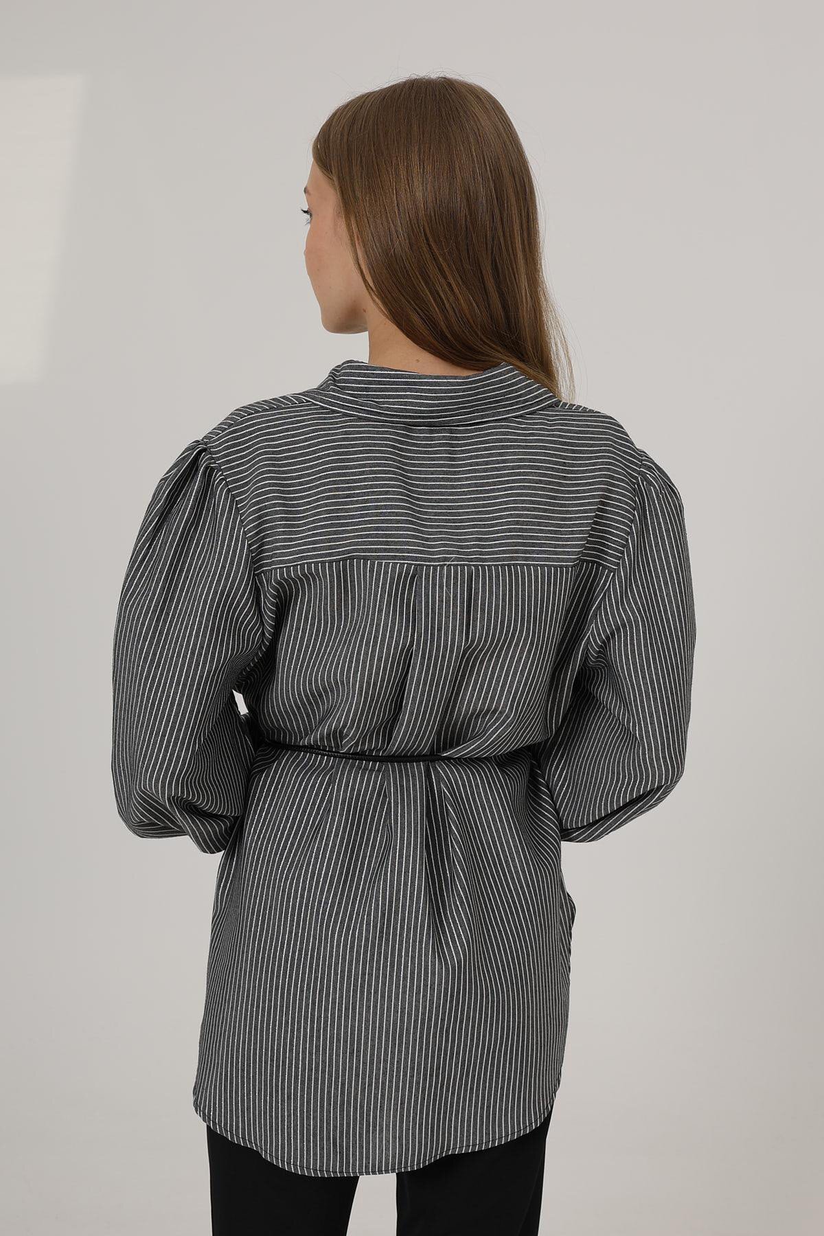 Siyah Çizgili Kemer Detaylı Balon Kol Gömlek