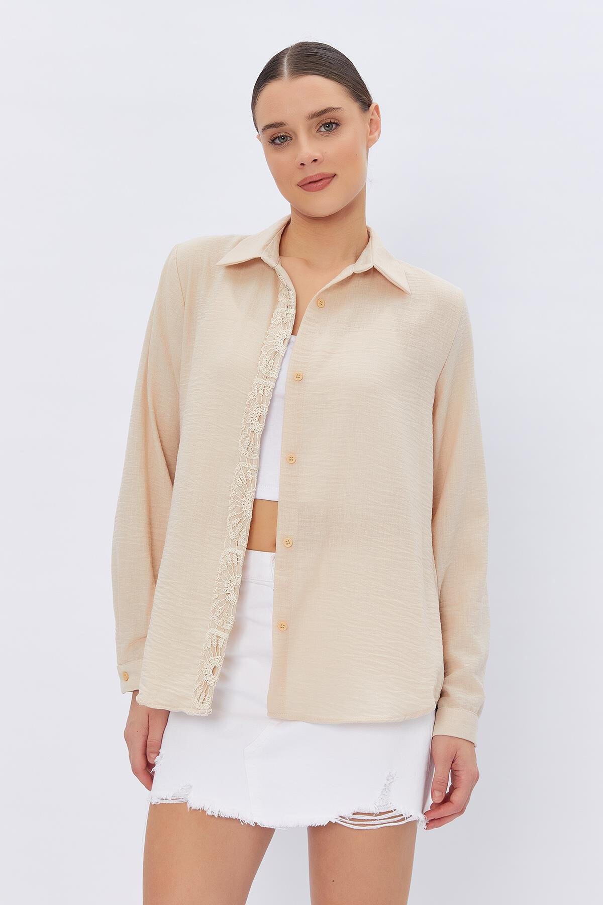 Taş Patı Ve Sırtı Dantel Detaylı Keten Gömlek