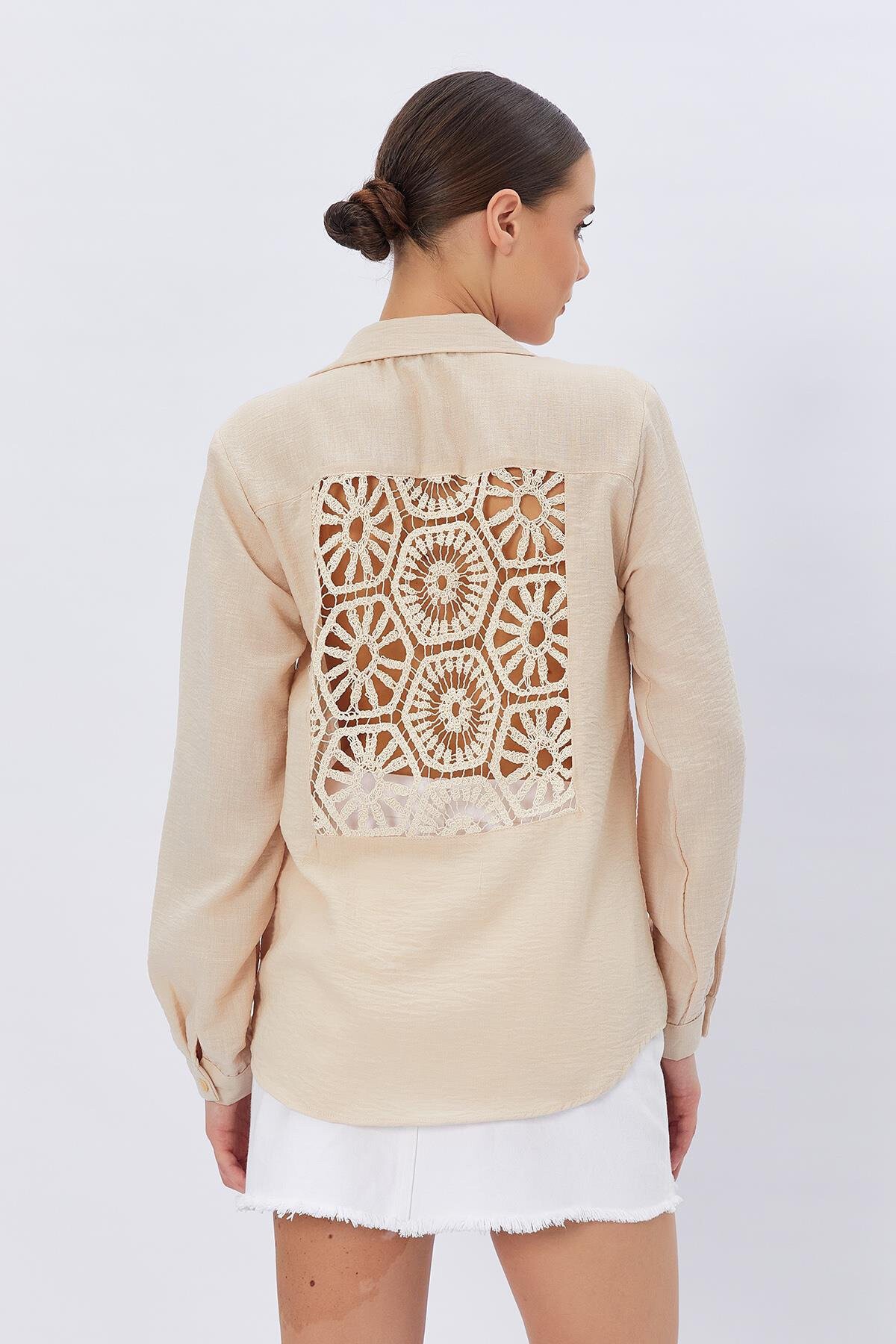 Taş Patı Ve Sırtı Dantel Detaylı Keten Gömlek