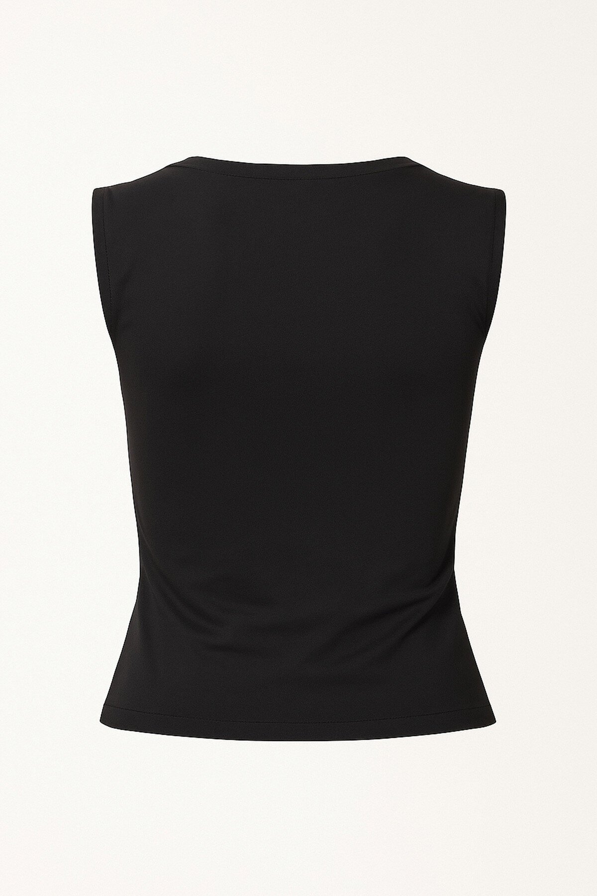 Siyah Aksesuar Detaylı Kolsuz Bluz