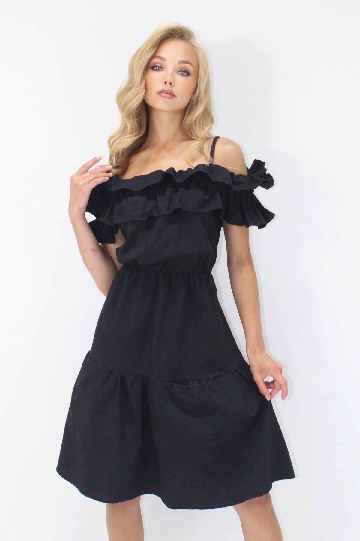 Siyah Ayarlanabilir Askılı Madonna Yaka Çift Cepli Kat Kat Volanlı Poplin Mini Elbise
