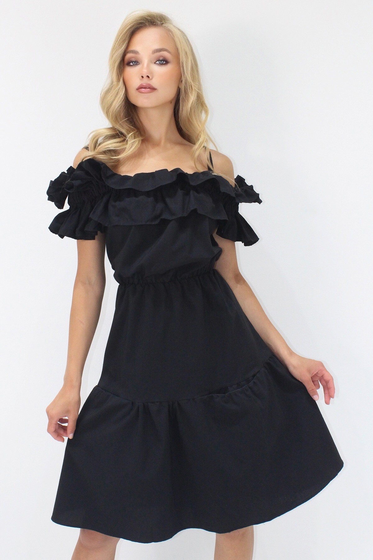 Siyah Ayarlanabilir Askılı Madonna Yaka Çift Cepli Kat Kat Volanlı Poplin Mini Elbise