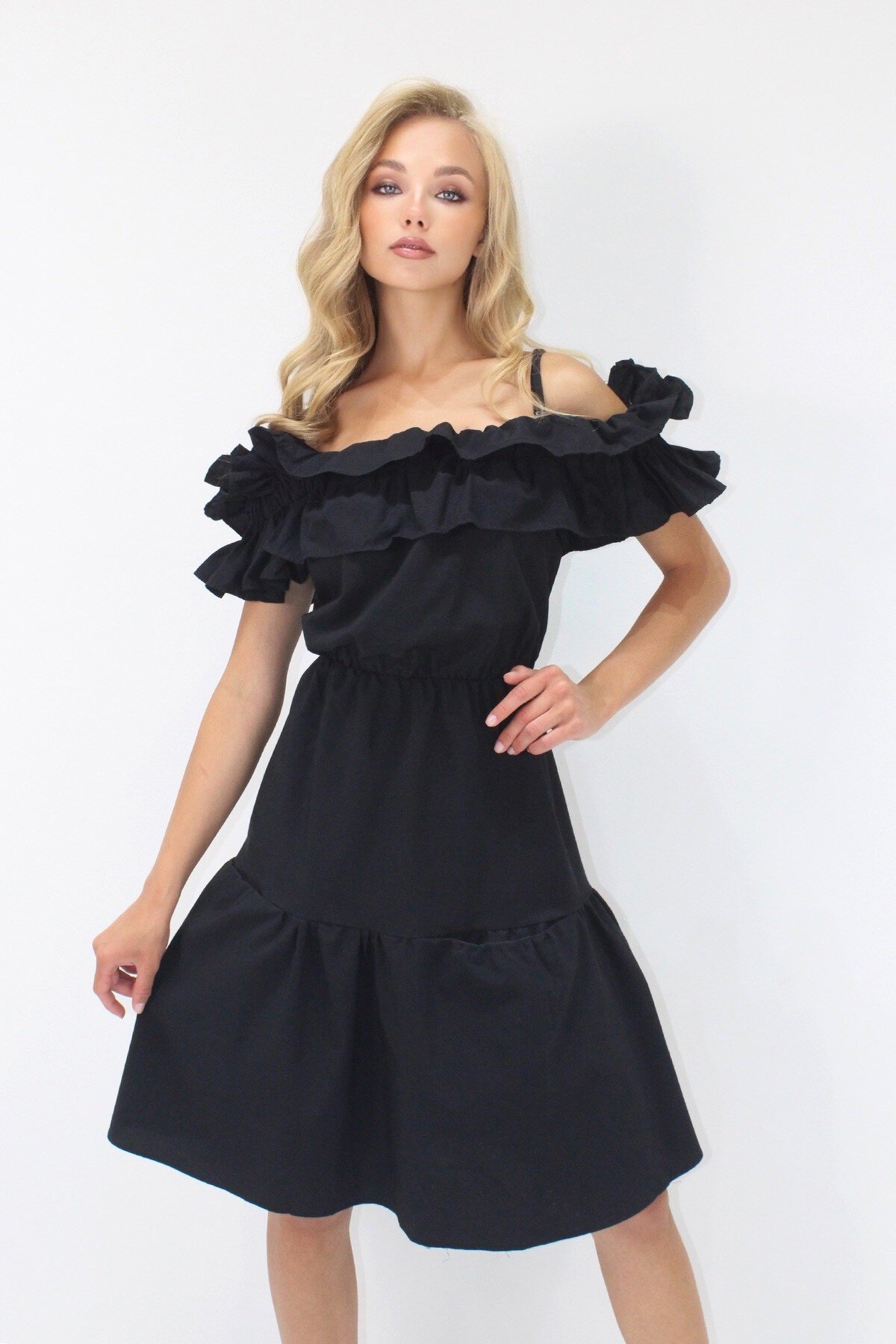 Siyah Ayarlanabilir Askılı Madonna Yaka Çift Cepli Kat Kat Volanlı Poplin Mini Elbise