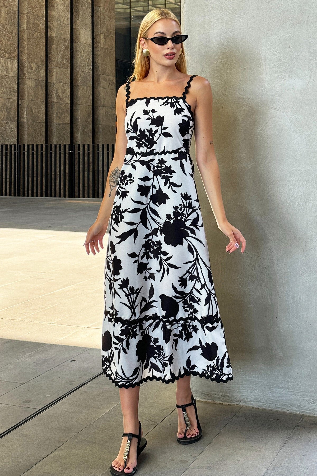 Siyah Ayarlanabilir Askılı Sırtı Gipeli Eteği Fırfırlı Poplin Midi Elbise