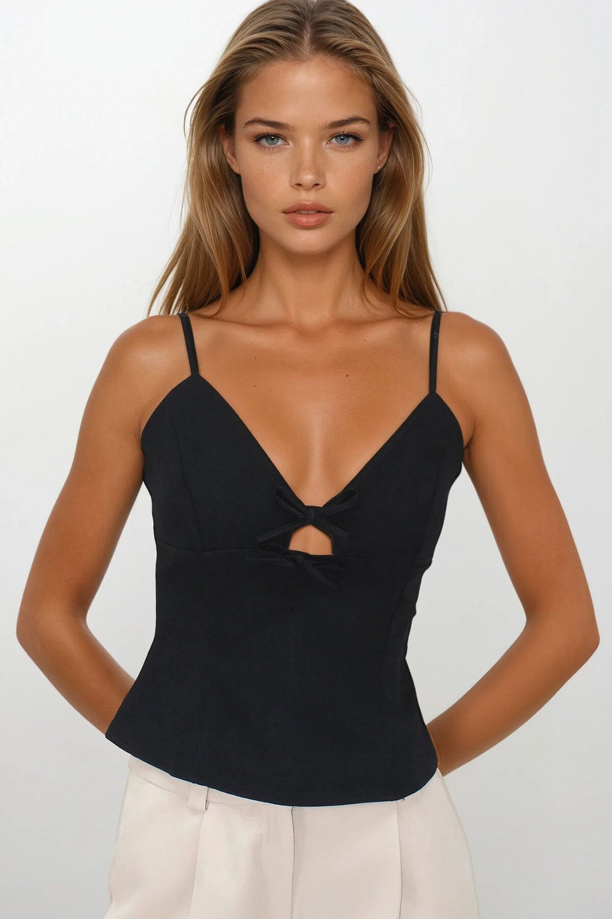 Siyah Ayarlanabilir İp Askılı Fiyonk Detaylı Fermuar Kapamalı Bluz