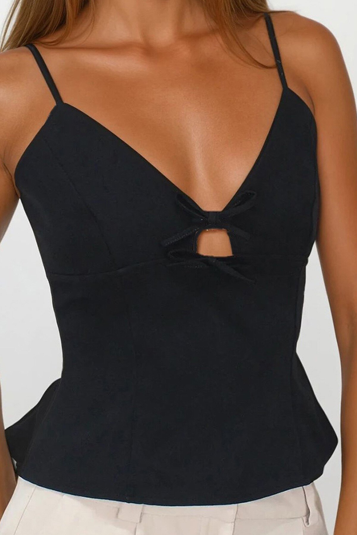 Siyah Ayarlanabilir İp Askılı Fiyonk Detaylı Fermuar Kapamalı Bluz