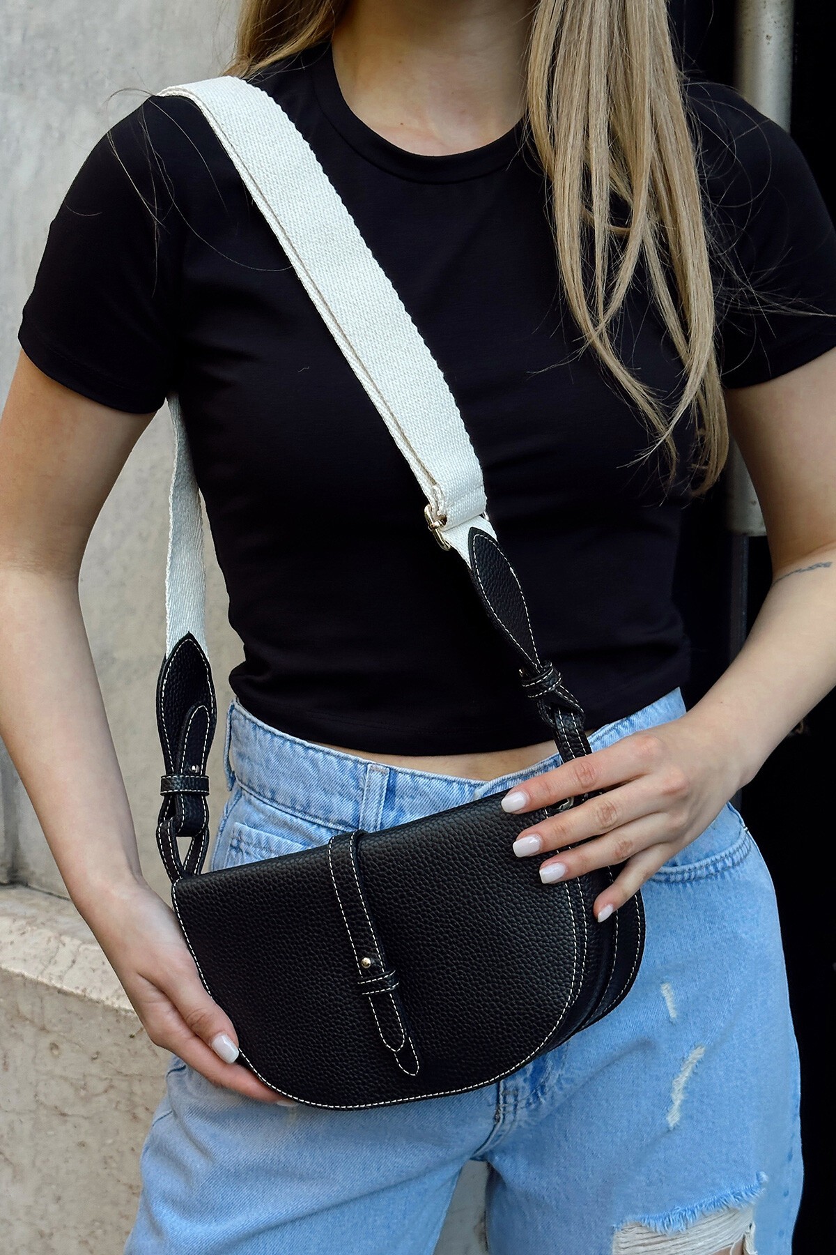 Siyah Ayarlanabilir Kemerli Şerif Kapaklı Omuz Çantası