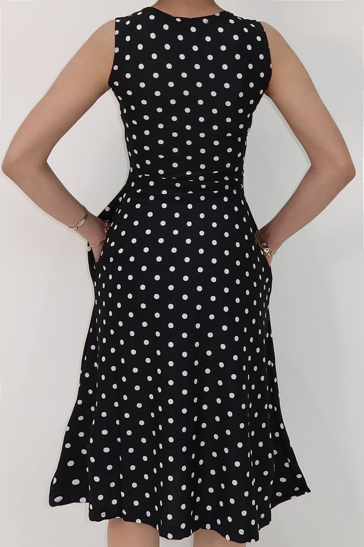 Siyah Bisiklet Yaka Çift Cepli Pileli Puantiye Desenli Midi Boy Elbise