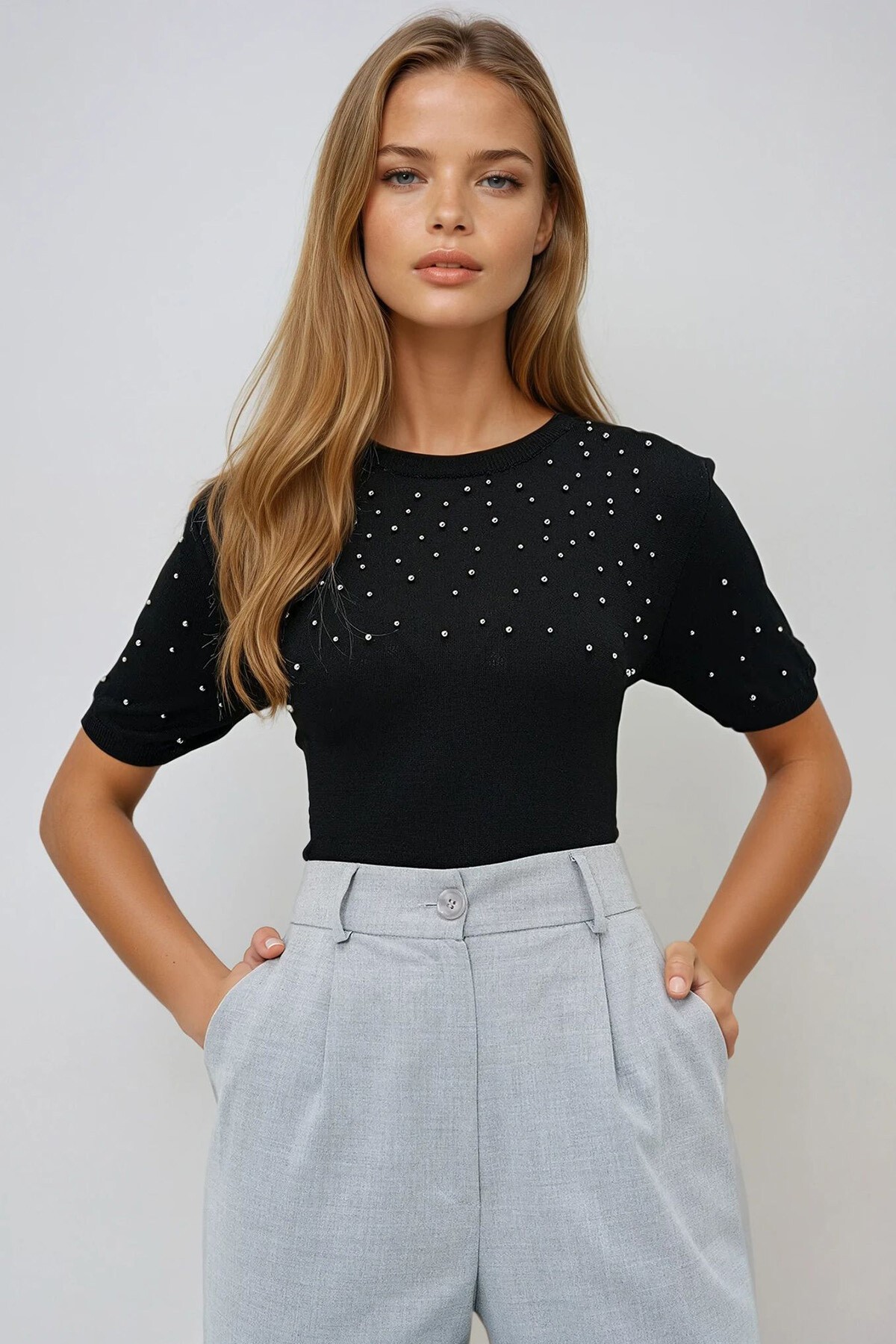 Siyah Bisiklet Yaka İnci Çakımlı Kısa Kollu Triko Bluz