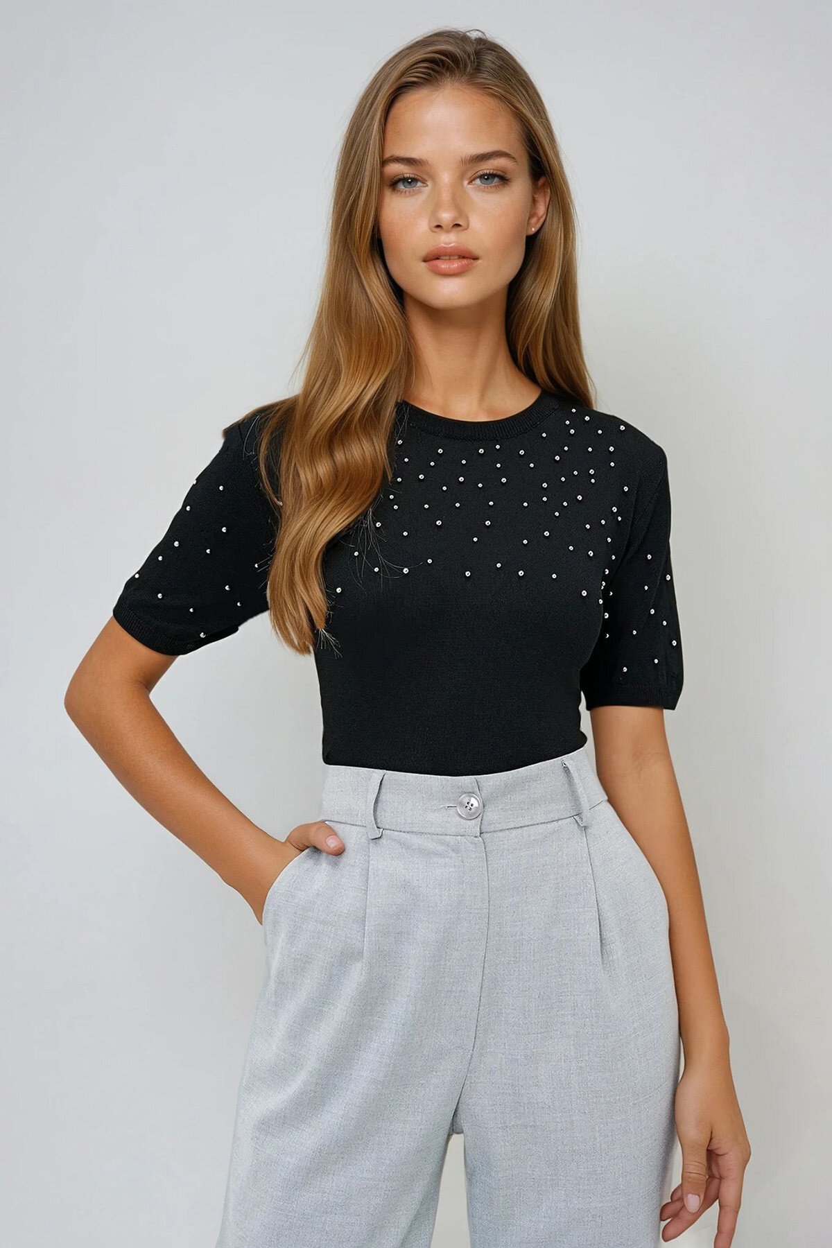 Siyah Bisiklet Yaka İnci Çakımlı Kısa Kollu Triko Bluz