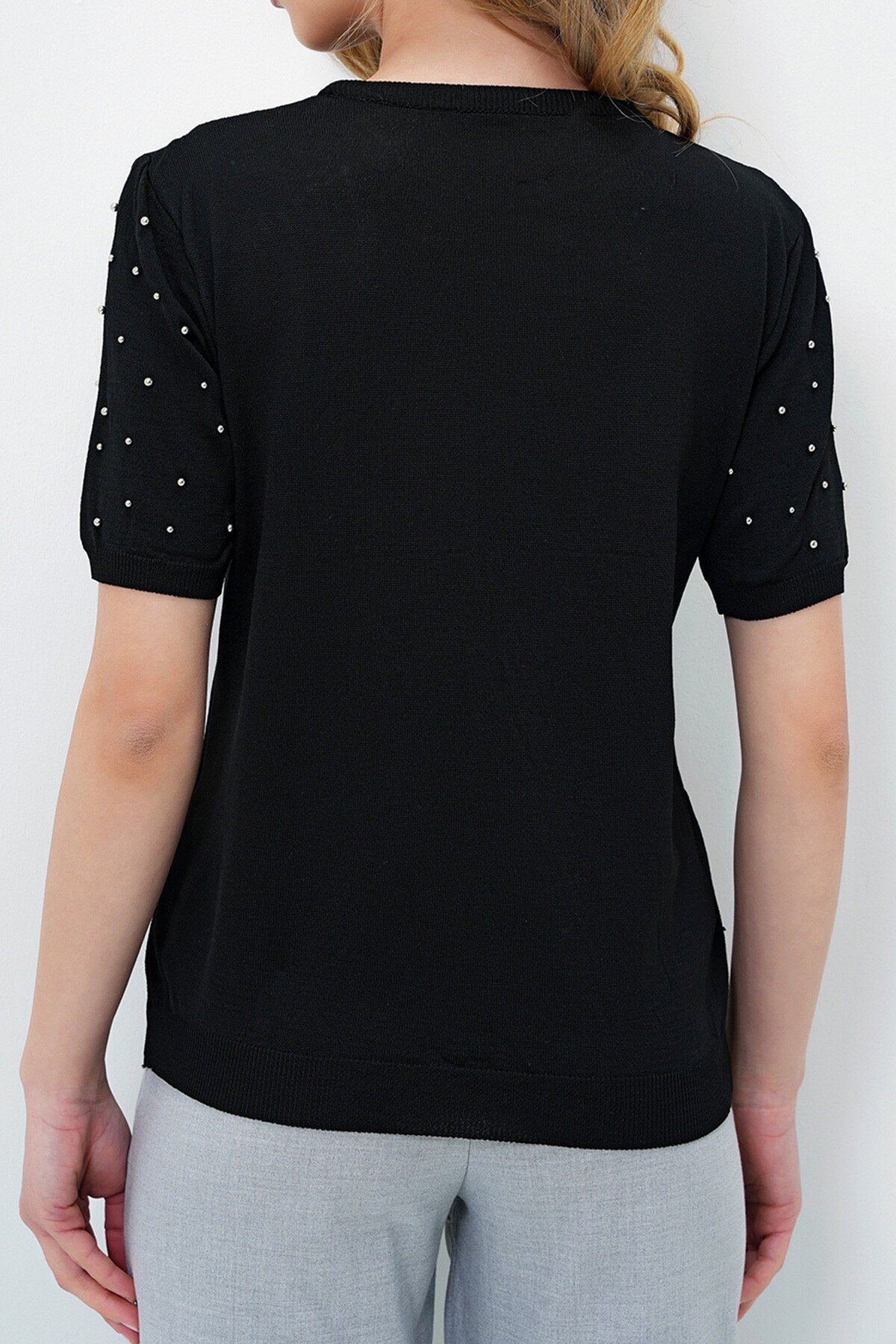 Siyah Bisiklet Yaka İnci Çakımlı Kısa Kollu Triko Bluz