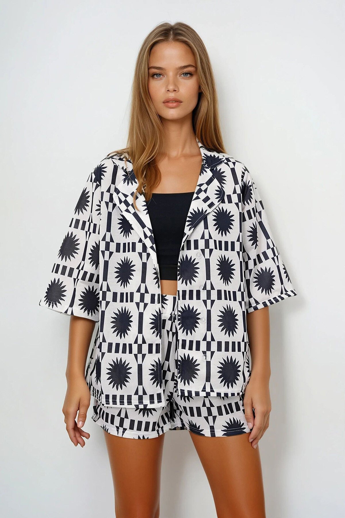 Siyah Ceket Yaka Desenli Gömlek Ve Çift Cepli Şort Takım