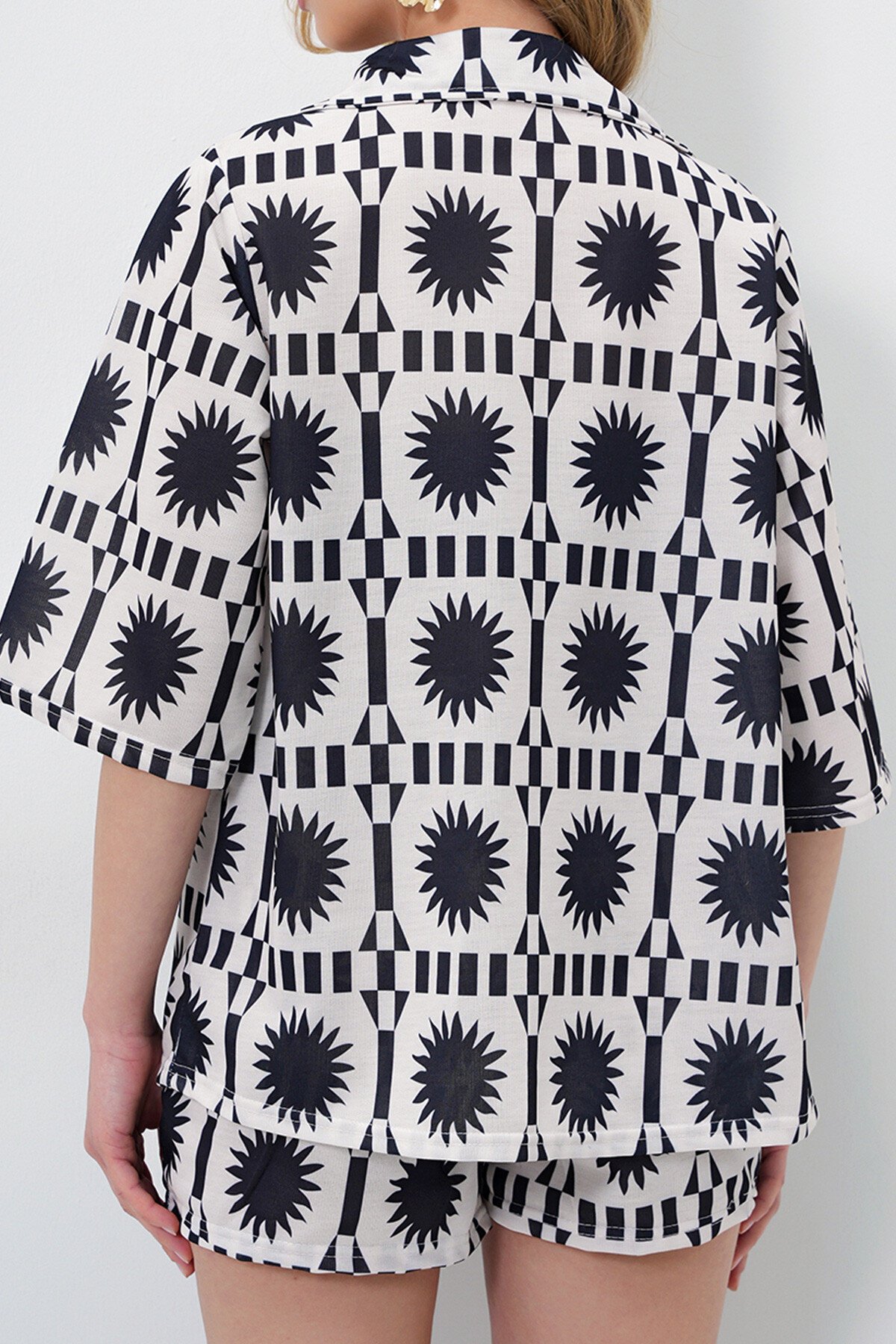 Siyah Ceket Yaka Desenli Gömlek Ve Çift Cepli Şort Takım