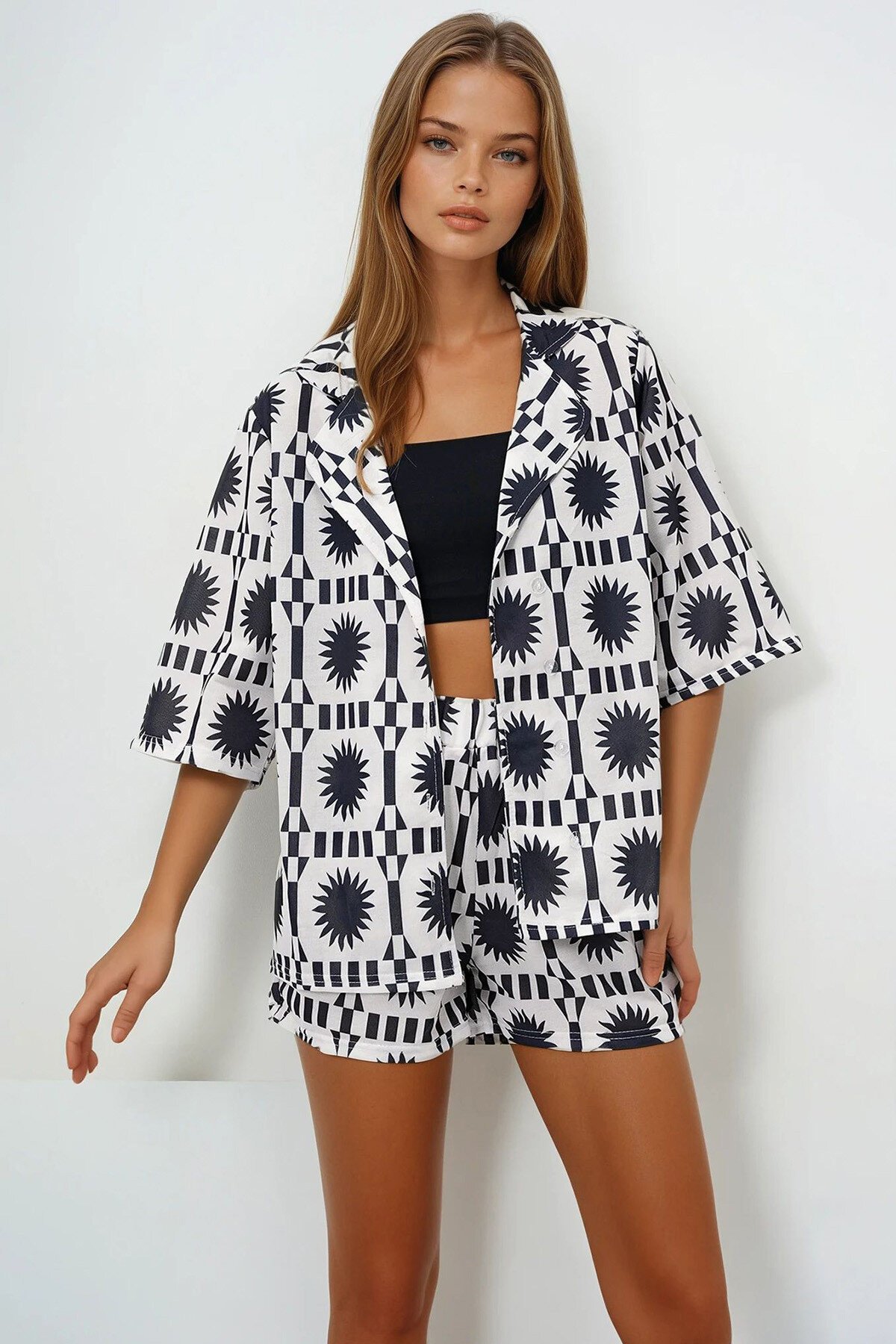 Siyah Ceket Yaka Desenli Gömlek Ve Çift Cepli Şort Takım