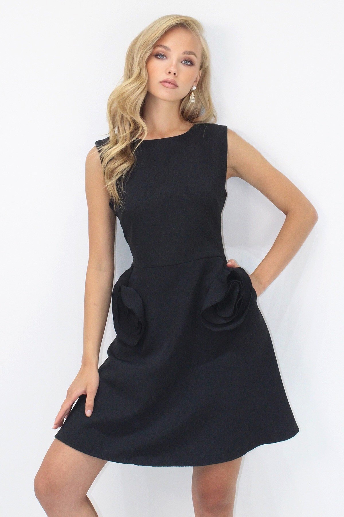 Siyah Cep Detaylı Sırtı Fermuarlı Kolsuz Dokuma Elbise