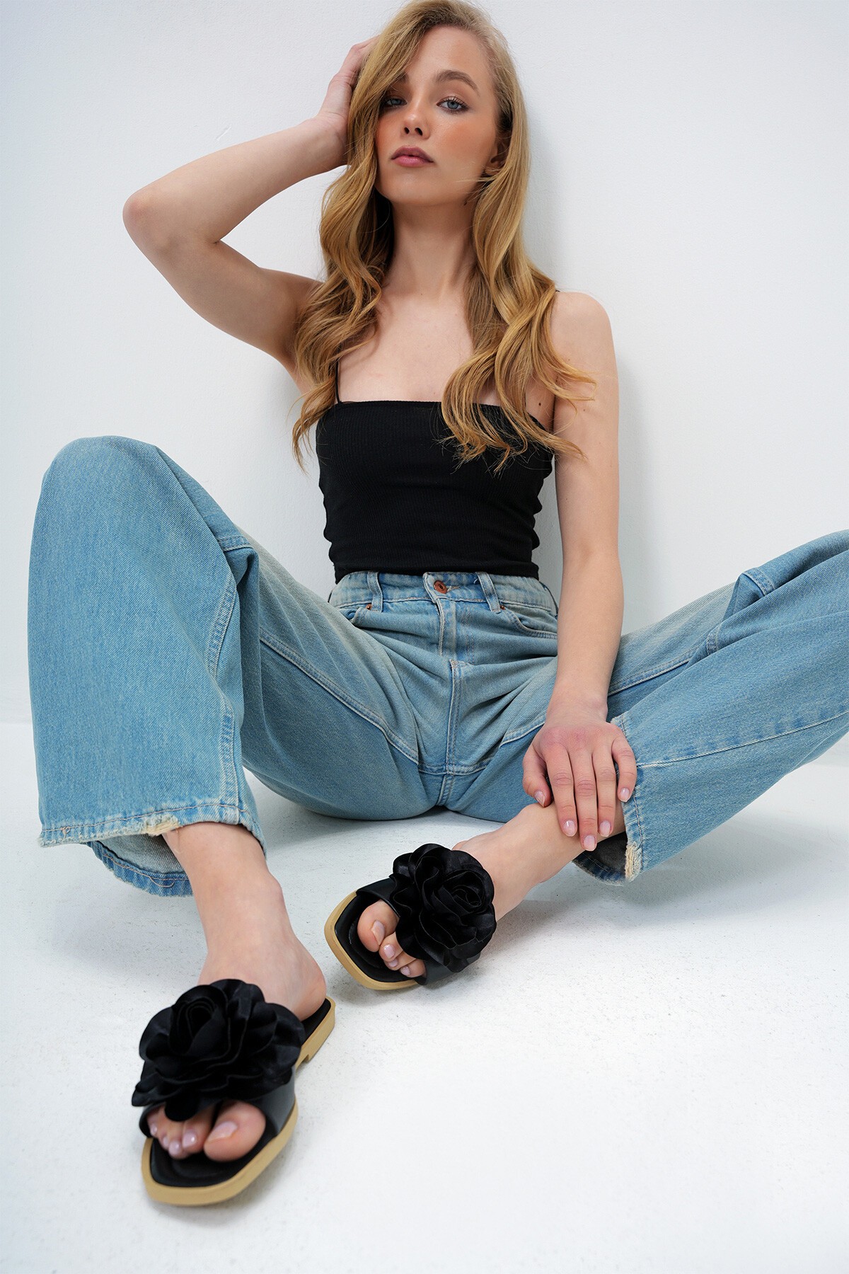 Siyah Çiçek Aksesuarlı Suni Deri Düz Terlik