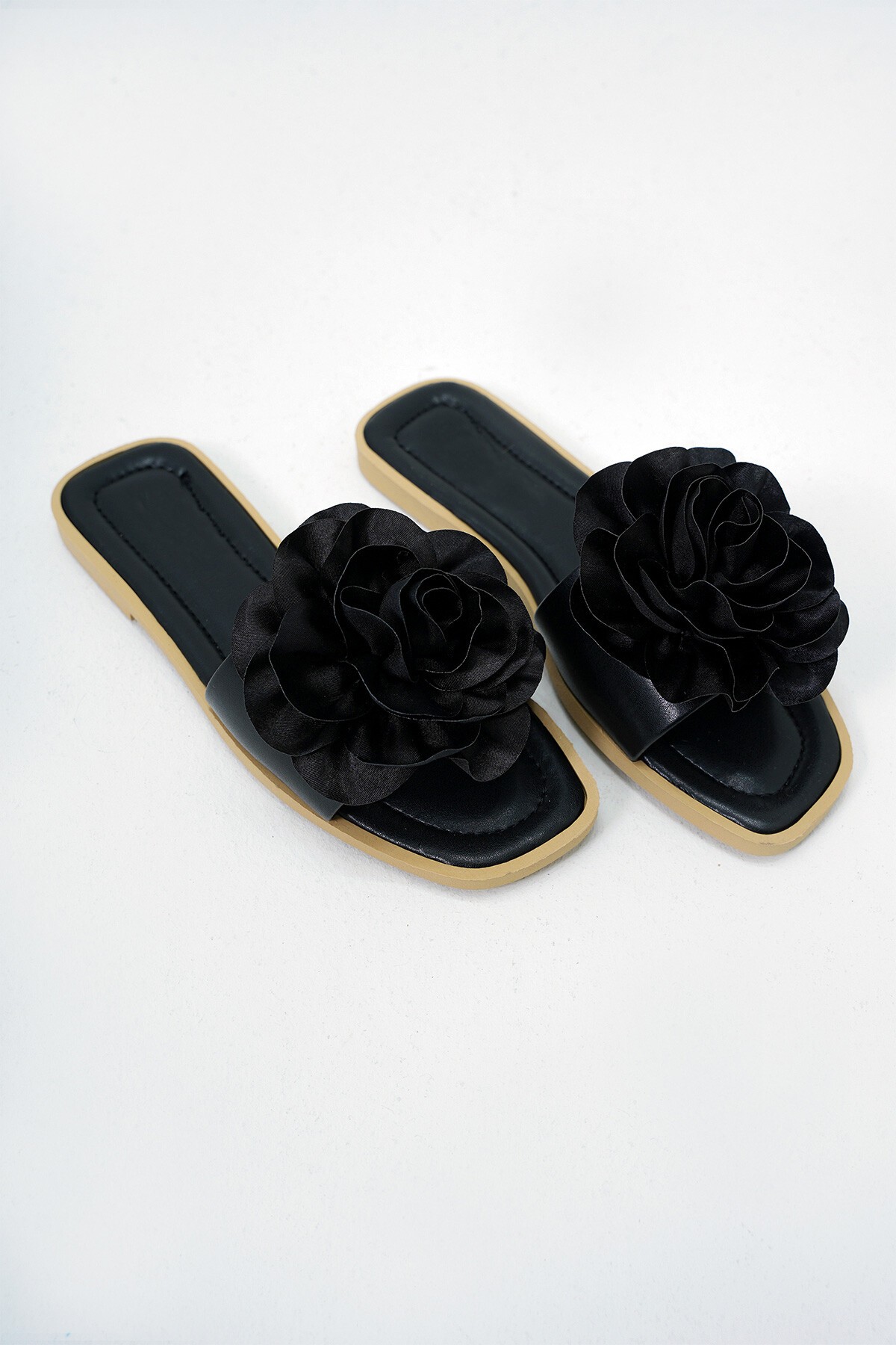 Siyah Çiçek Aksesuarlı Suni Deri Düz Terlik