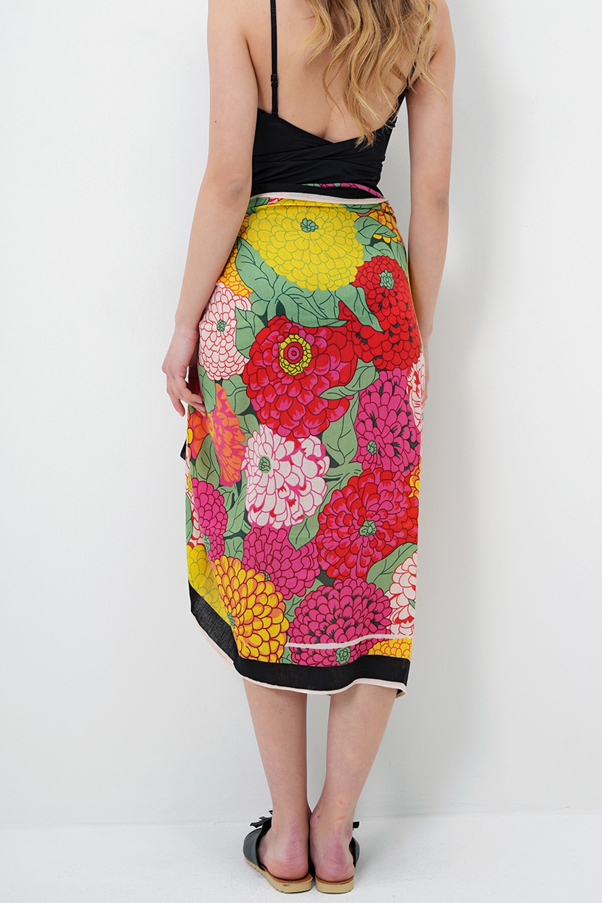 Siyah Çiçek Desenli Pareo Şal