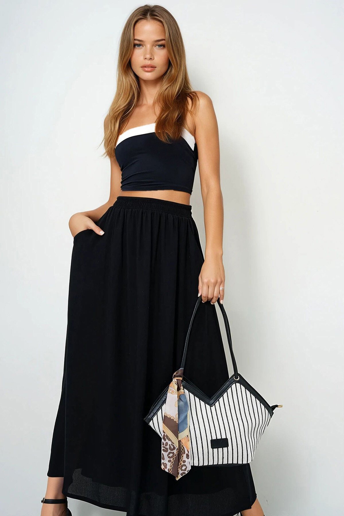 Siyah Deri Kordonlu Flar Aksesuarlı Çizgili Omuz Çantası