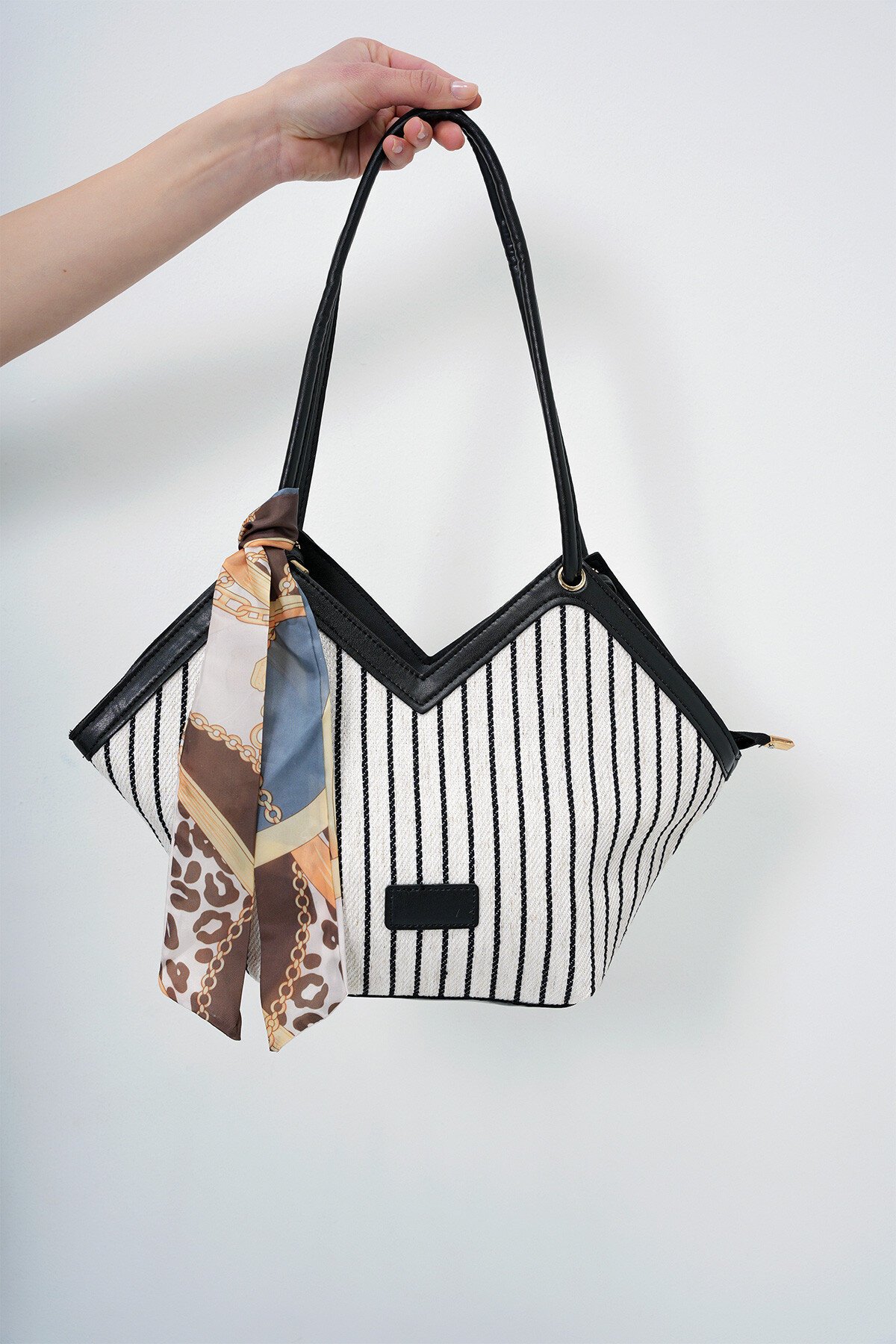 Siyah Deri Kordonlu Flar Aksesuarlı Çizgili Omuz Çantası