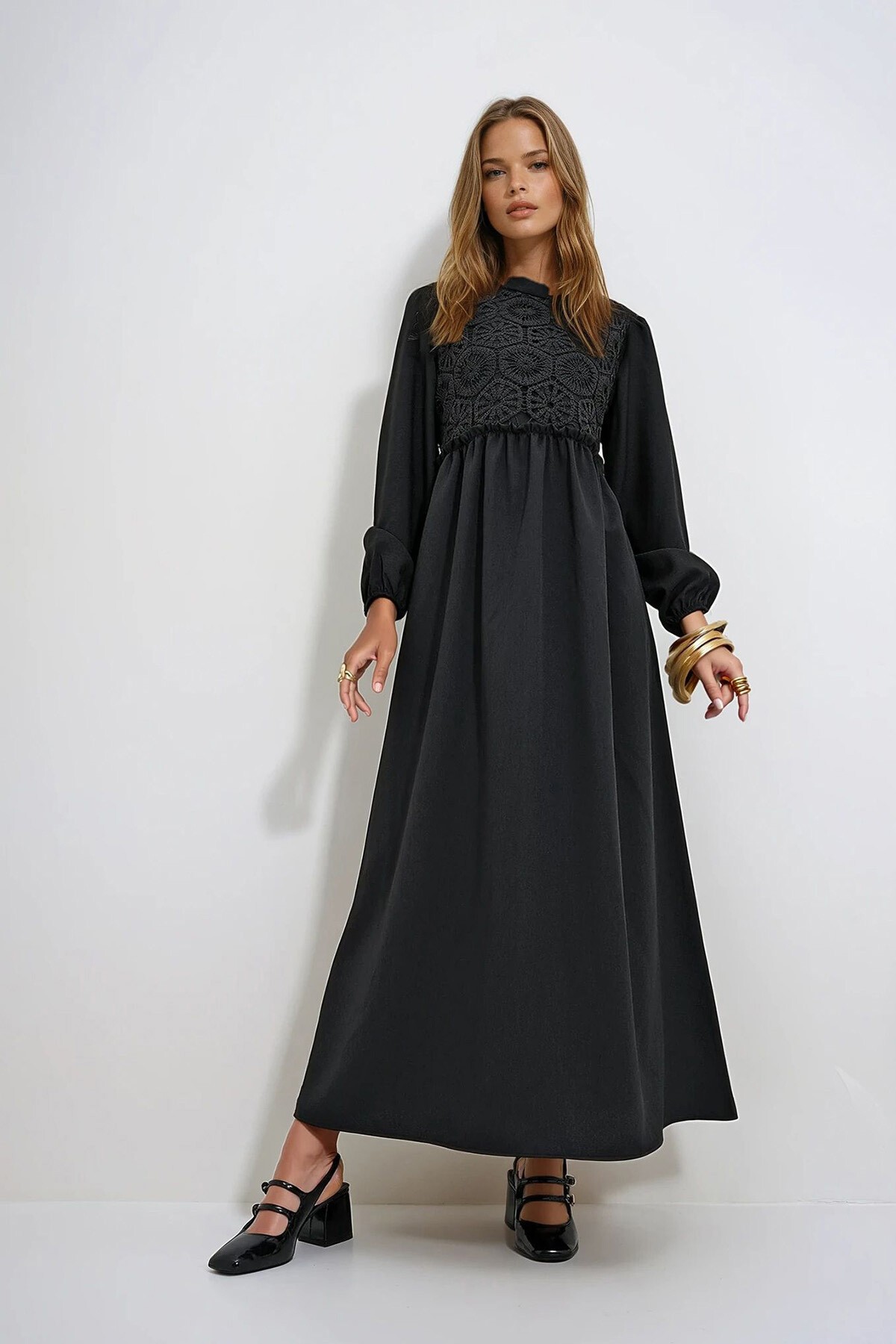 Siyah Dik Yaka Önü Kroşata Örgülü Sırtı Fermuarlı Dokuma Elbise