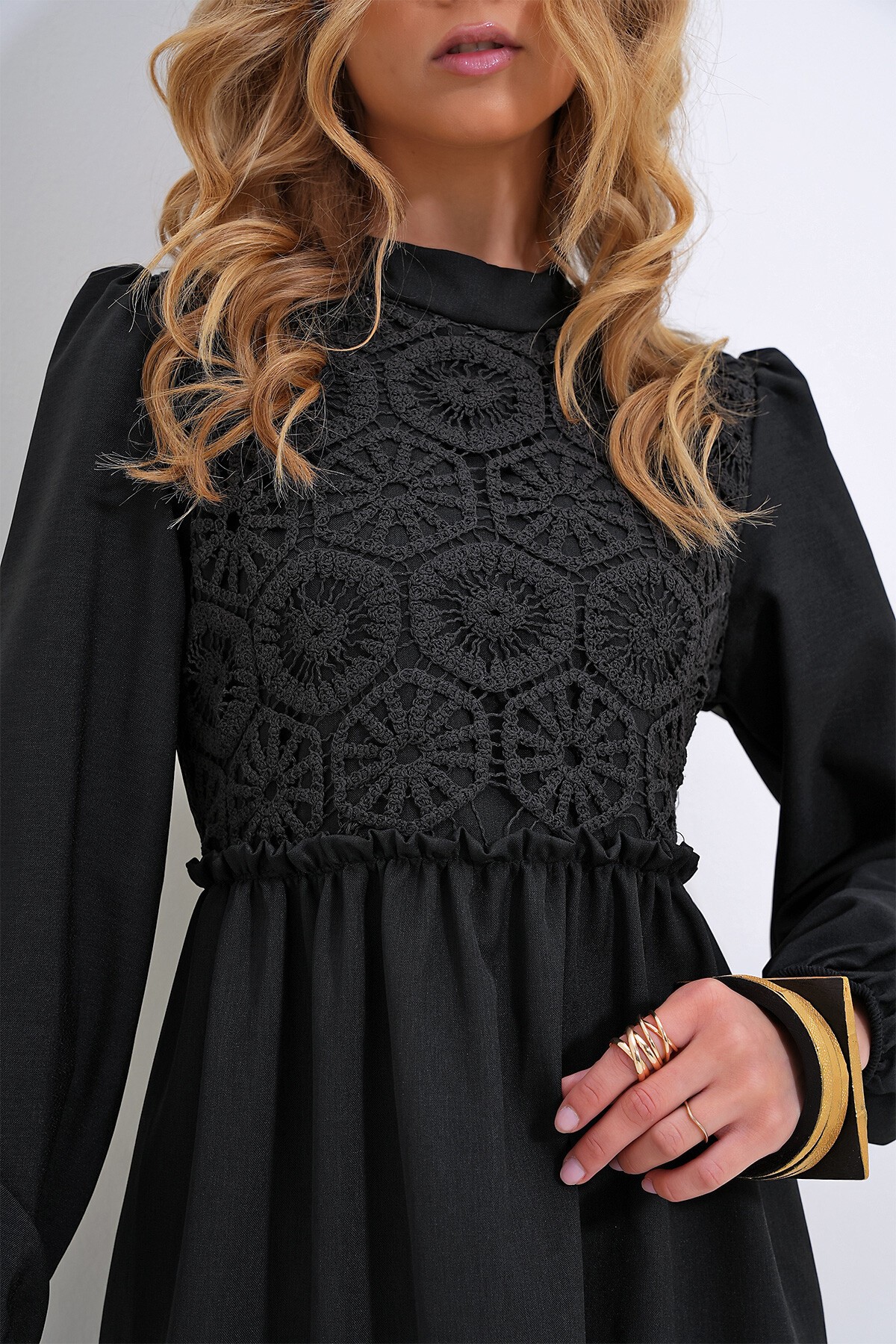 Siyah Dik Yaka Önü Kroşata Örgülü Sırtı Fermuarlı Dokuma Elbise