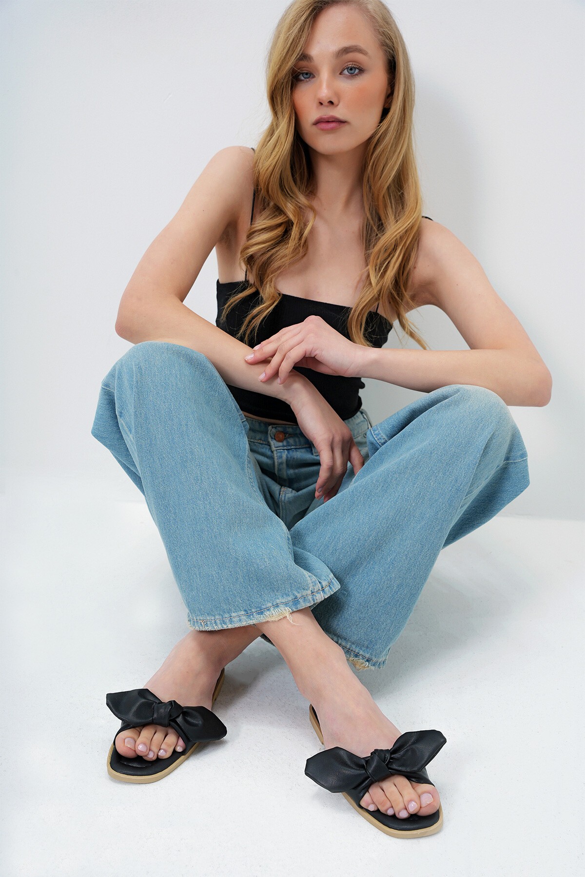 Siyah Fiyonk Detaylı Suni Deri Düz Terlik