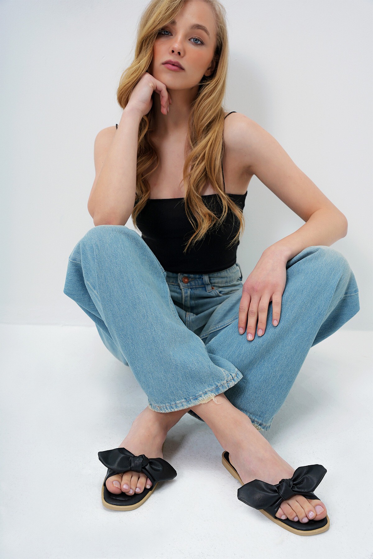 Siyah Fiyonk Detaylı Suni Deri Düz Terlik