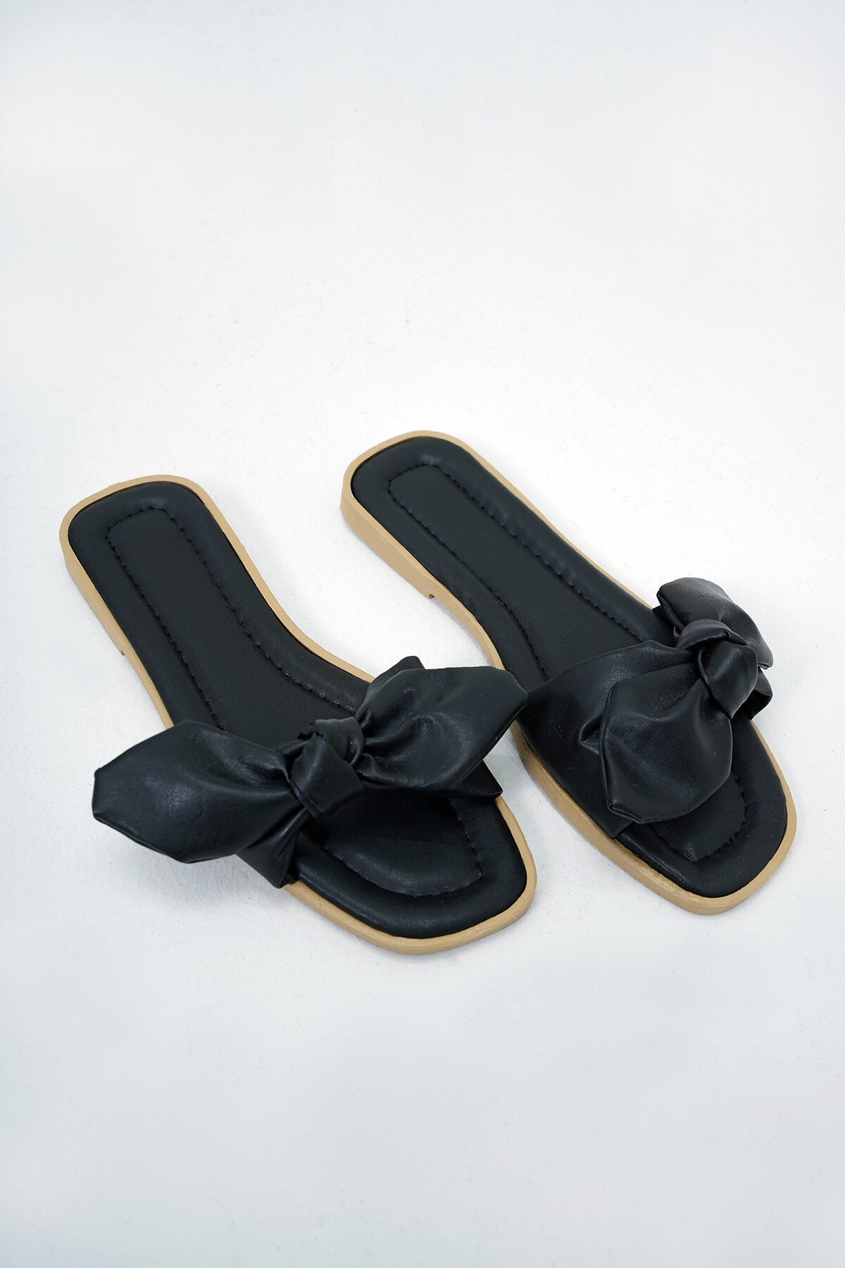 Siyah Fiyonk Detaylı Suni Deri Düz Terlik