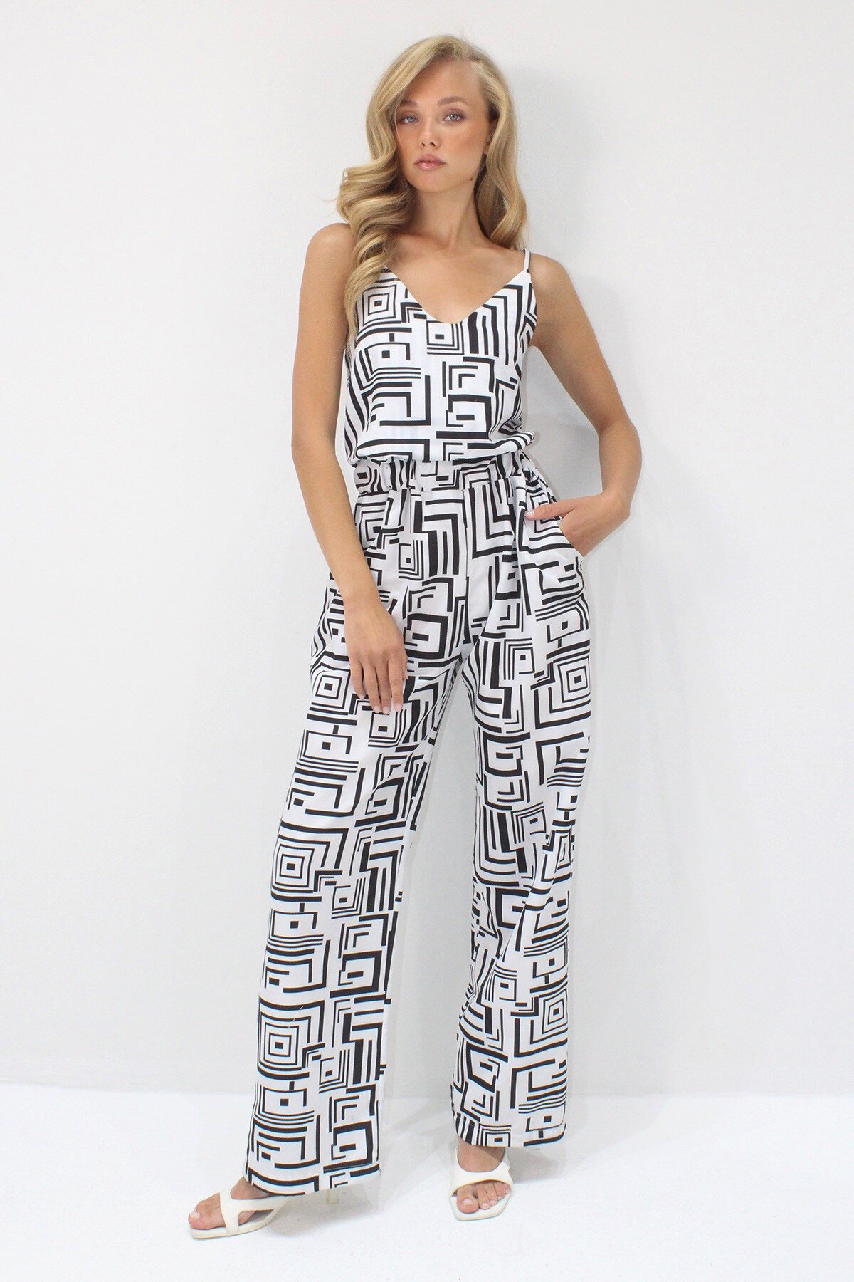 Siyah İp Askılı Gizli Fermuarlı Çift Cepli Dokuma Tulum