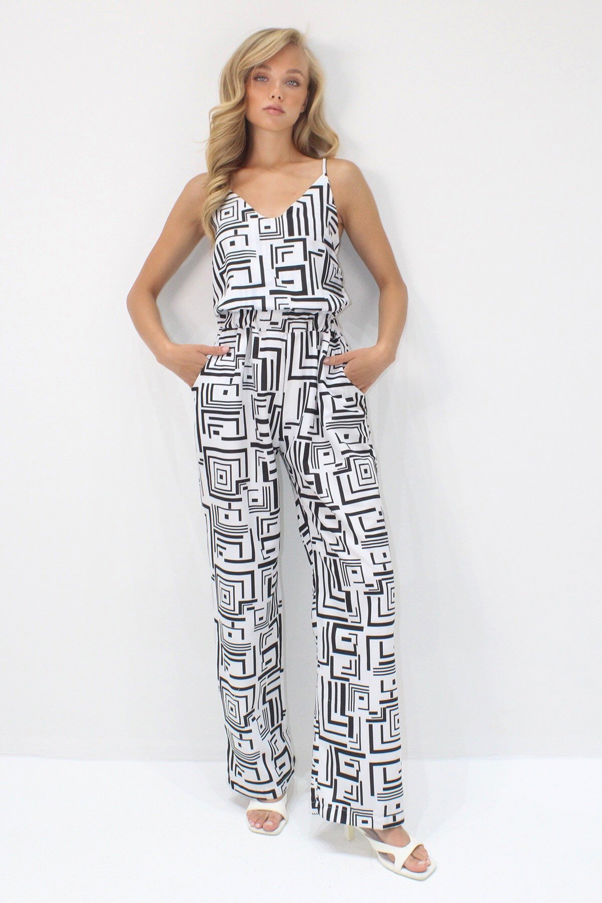 Siyah İp Askılı Gizli Fermuarlı Çift Cepli Dokuma Tulum