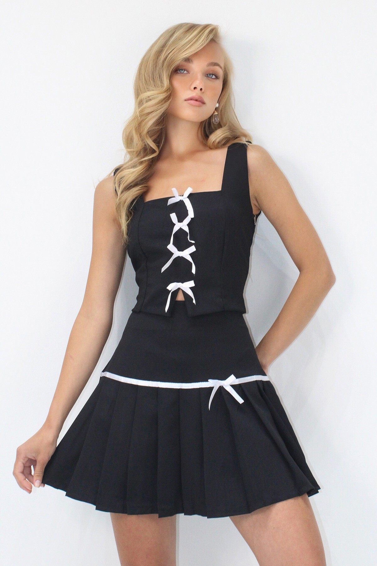 Siyah Kare Yaka Gizli Fermuarlı Dokuma Crop Bluz Ve Piliseli Eteklli Takım