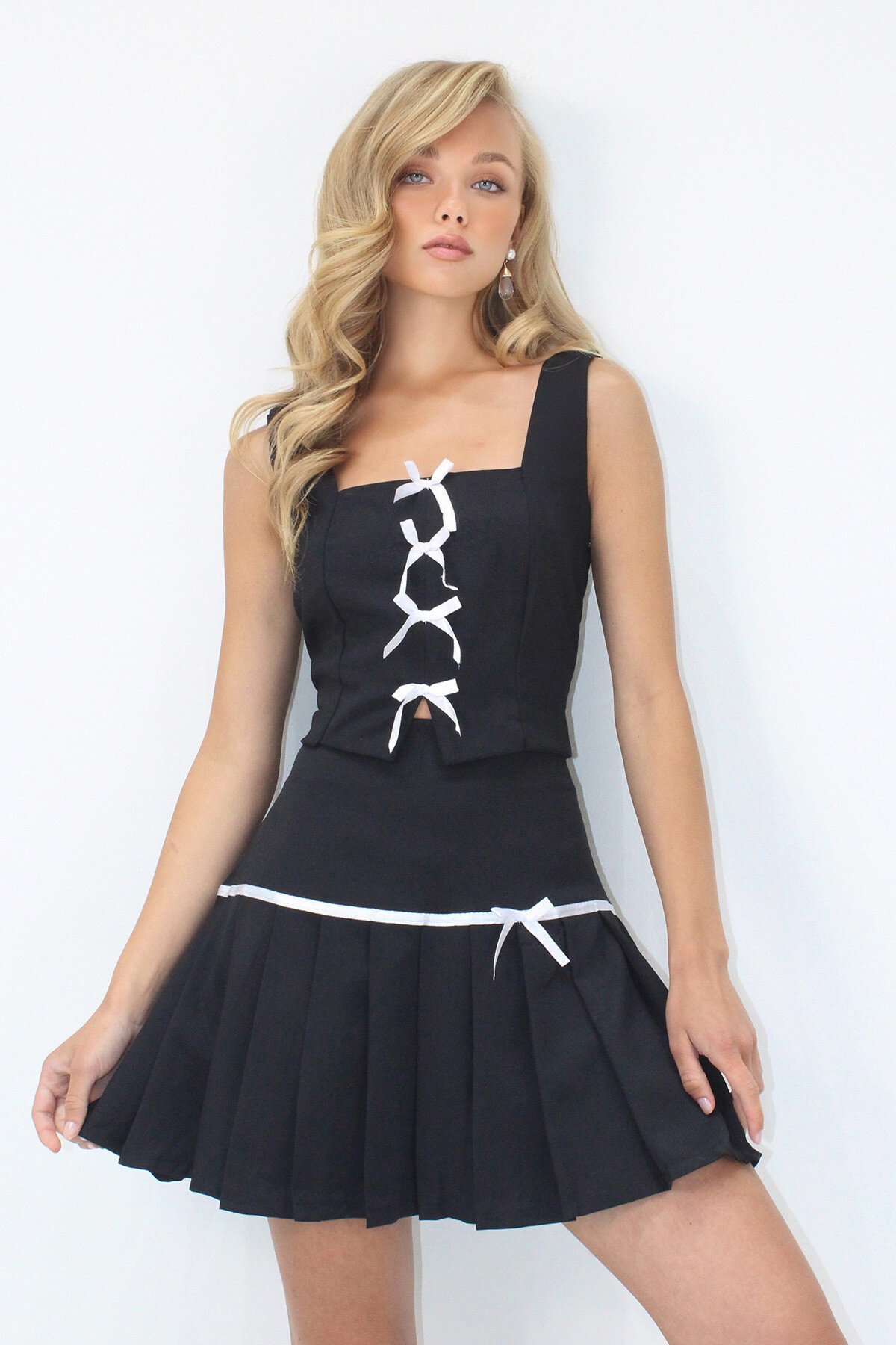 Siyah Kare Yaka Gizli Fermuarlı Dokuma Crop Bluz Ve Piliseli Eteklli Takım