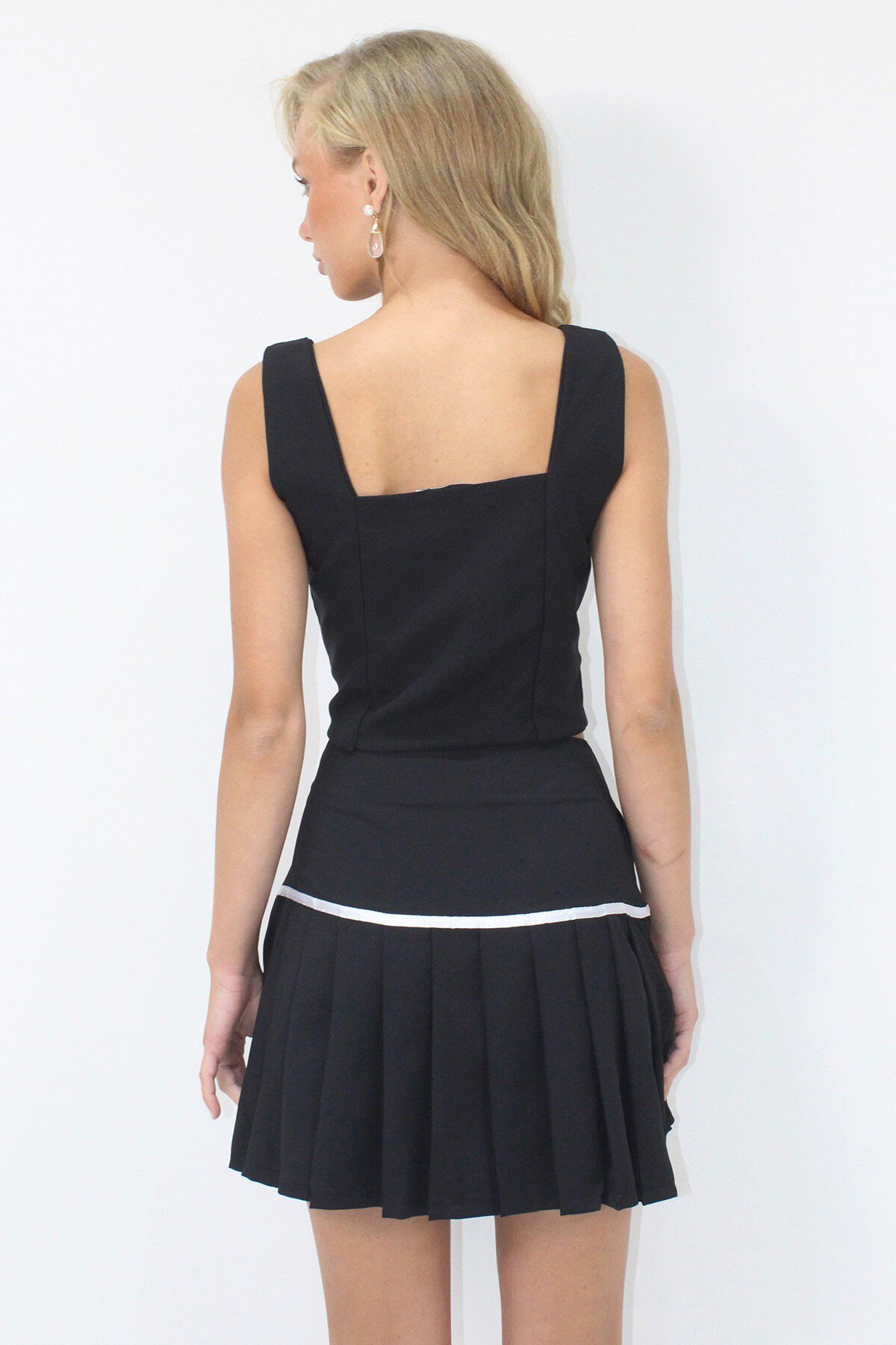 Siyah Kare Yaka Gizli Fermuarlı Dokuma Crop Bluz Ve Piliseli Eteklli Takım