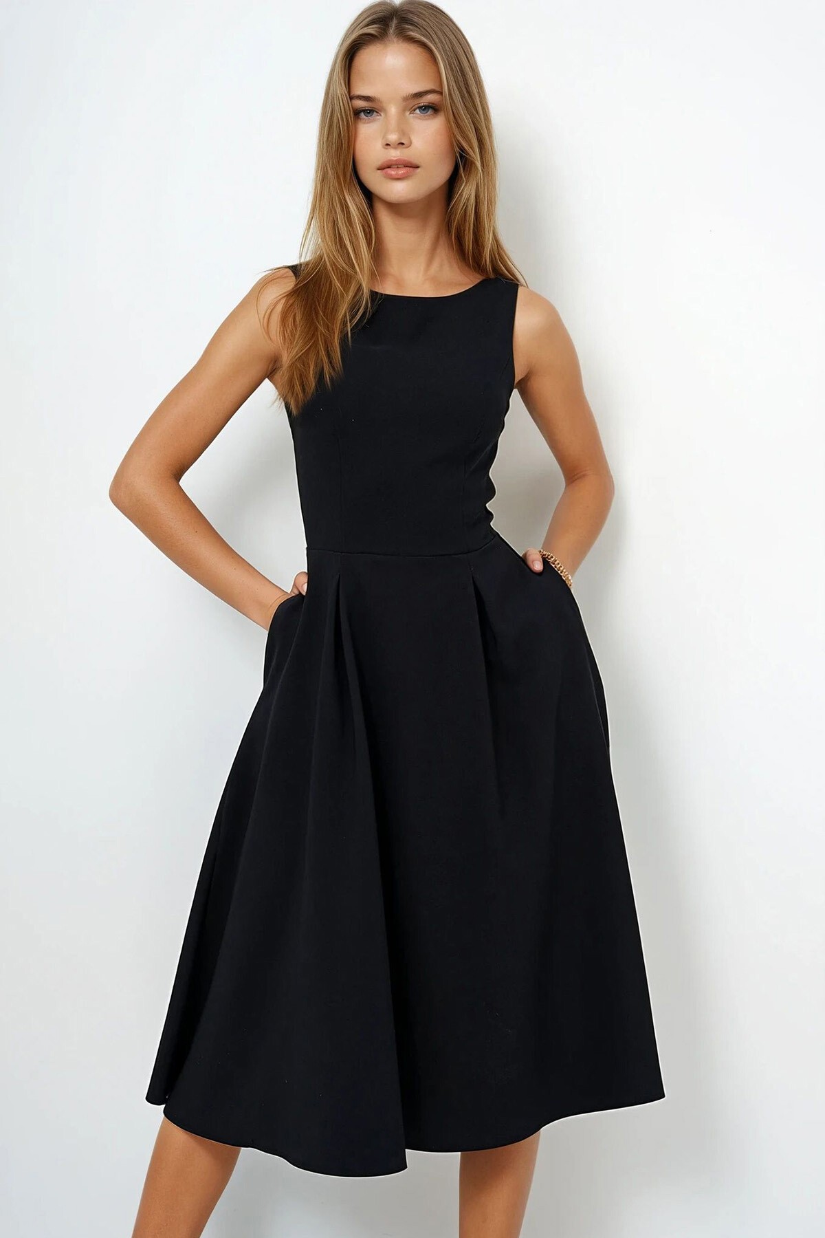 Siyah Kayık Yaka Dikiş Detaylı Midi Boy Astarlı  Kloş Elbise