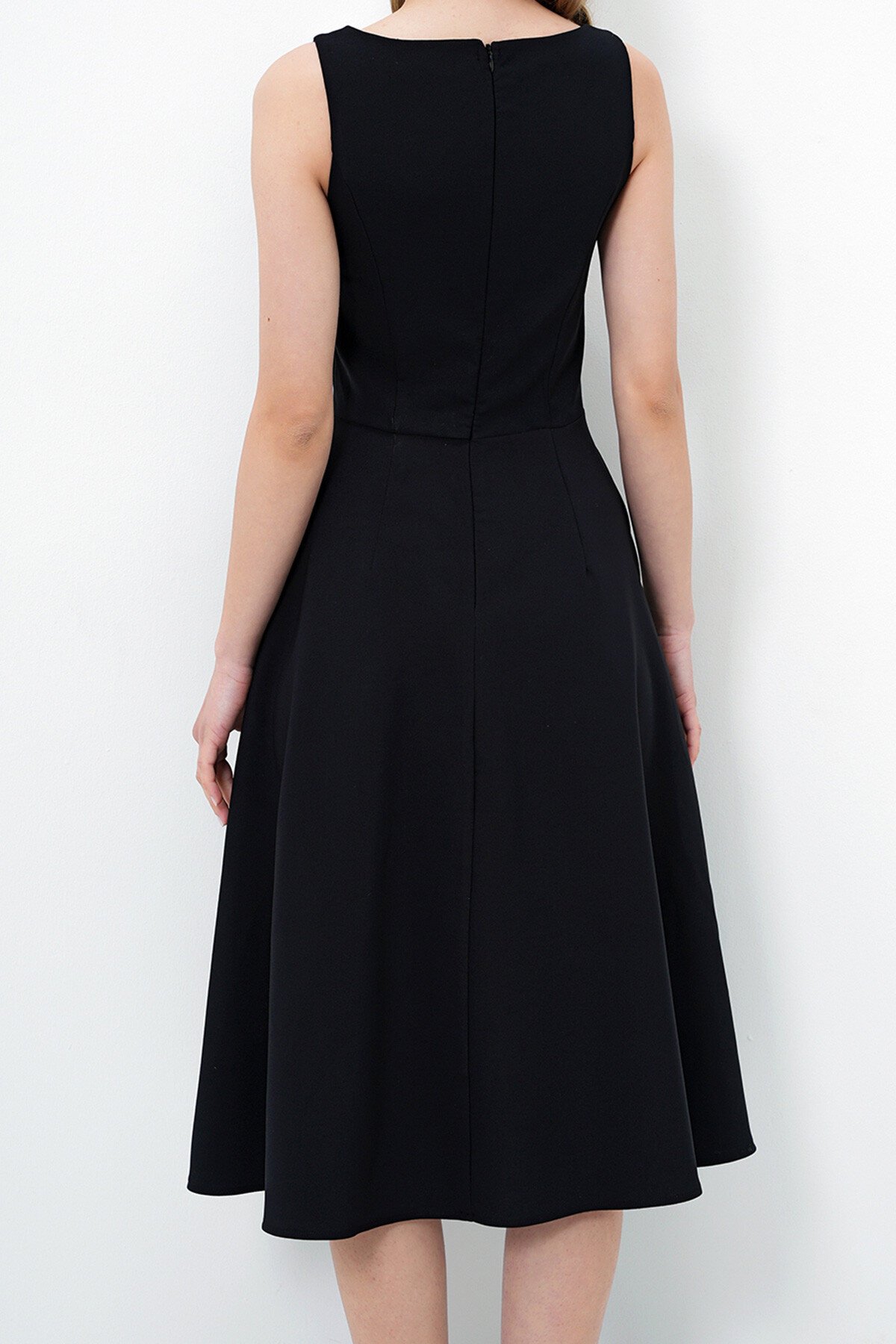 Siyah Kayık Yaka Dikiş Detaylı Midi Boy Astarlı  Kloş Elbise