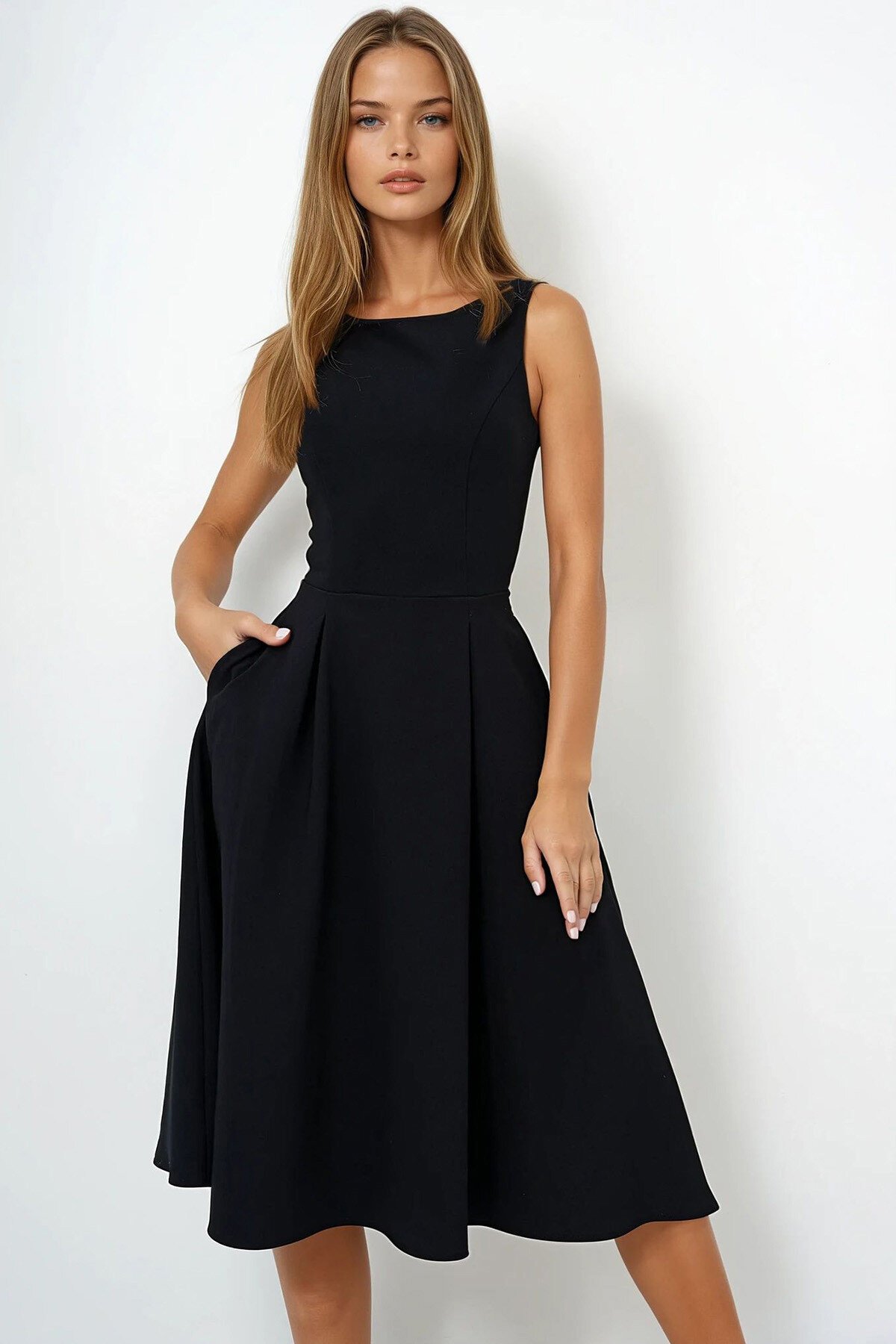 Siyah Kayık Yaka Dikiş Detaylı Midi Boy Astarlı  Kloş Elbise