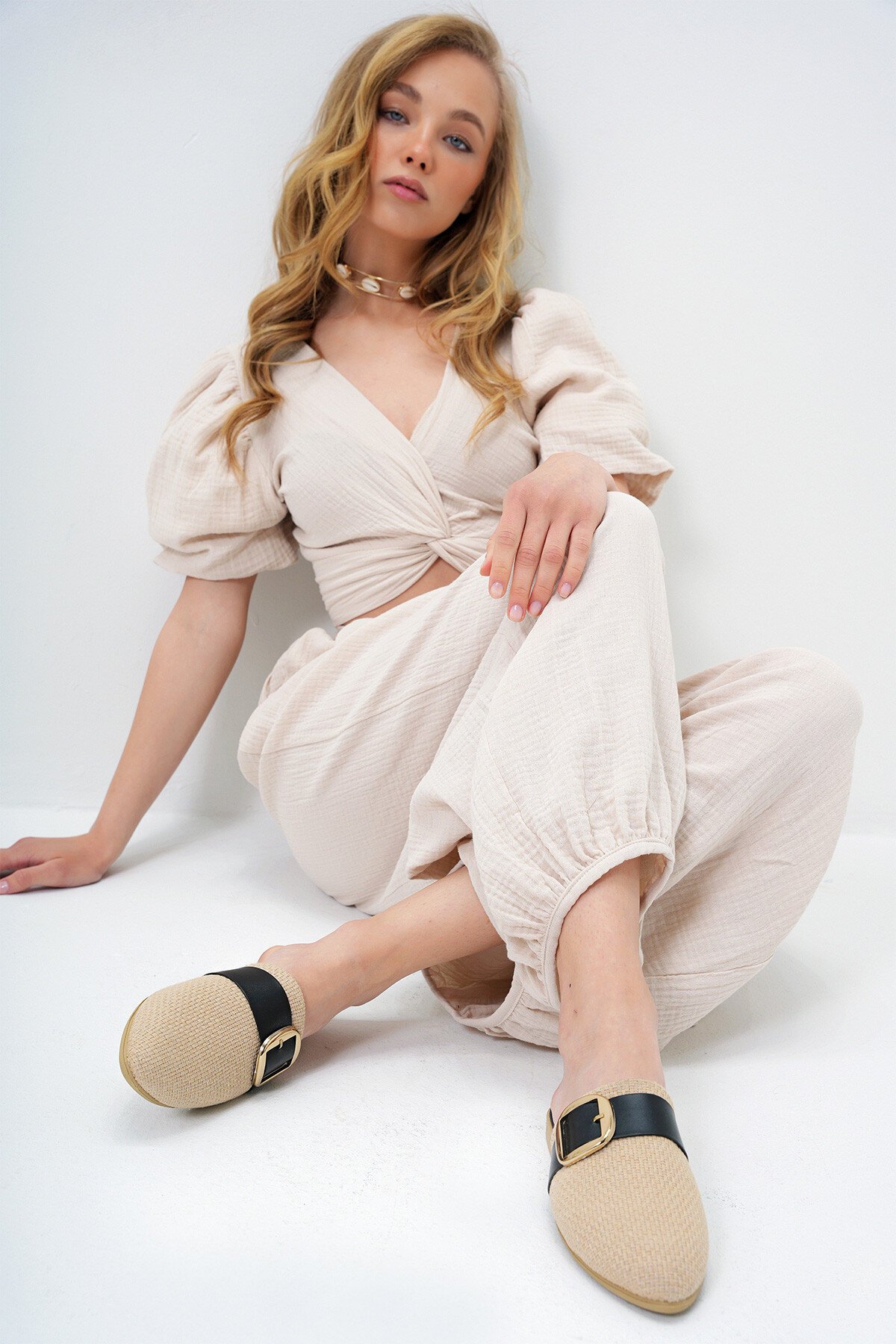 Siyah Kemer Tokalı Hasır Düz Terlik