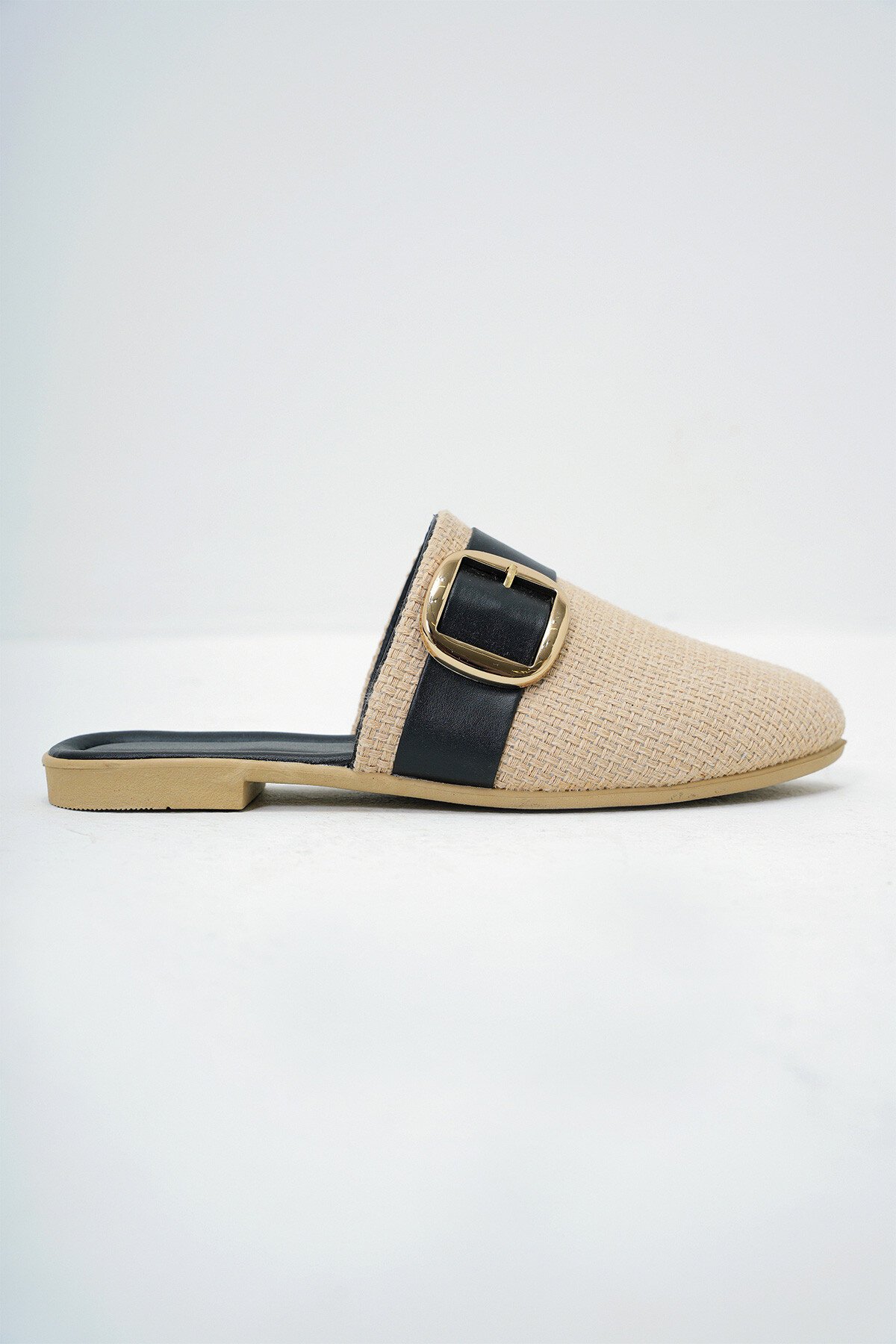 Siyah Kemer Tokalı Hasır Düz Terlik